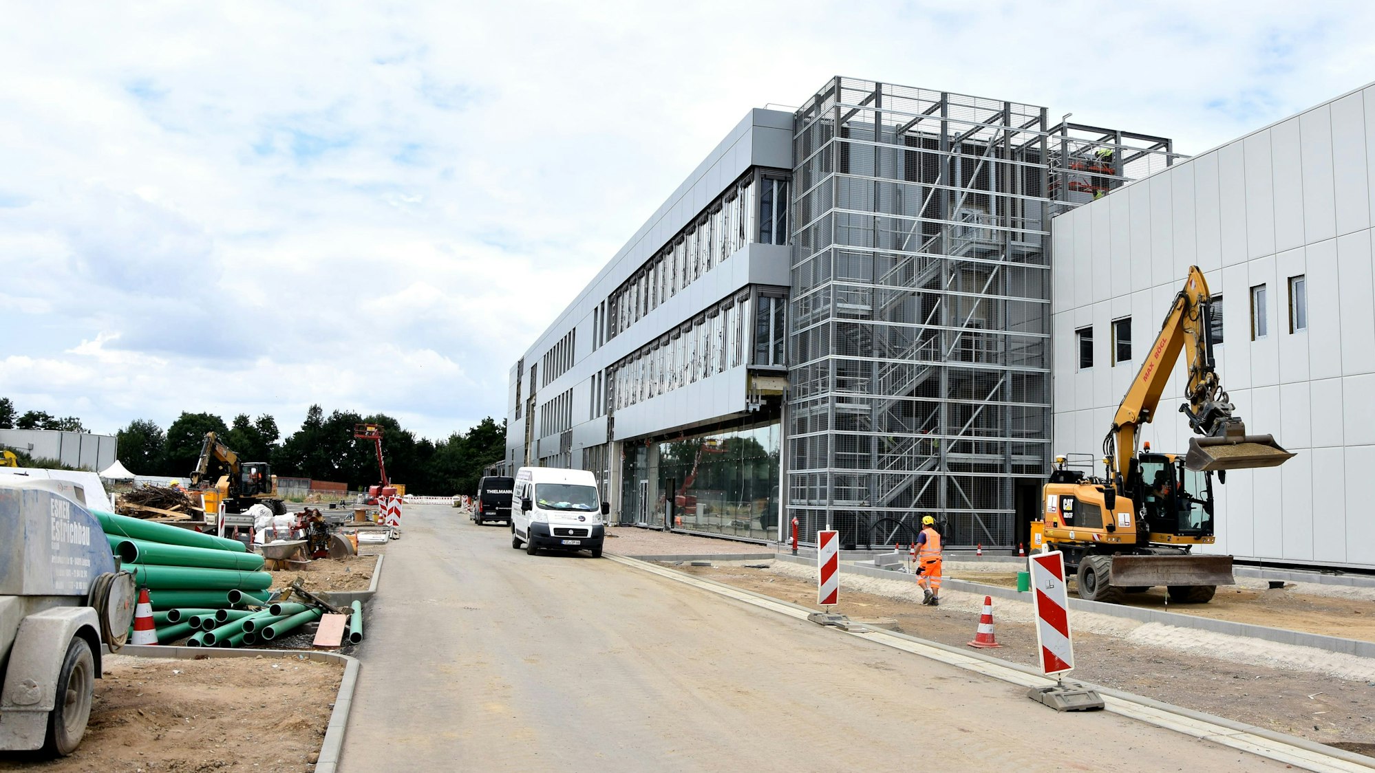 Zu sehen ist das im Bau befindliche Unternehmensgebäude.