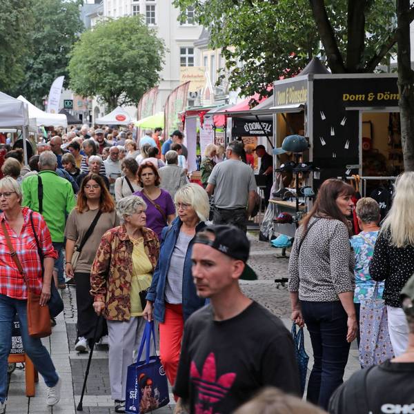 Zu sehen sind viele Menschen und die Verkaufsstände auf dem Brühler Markt.