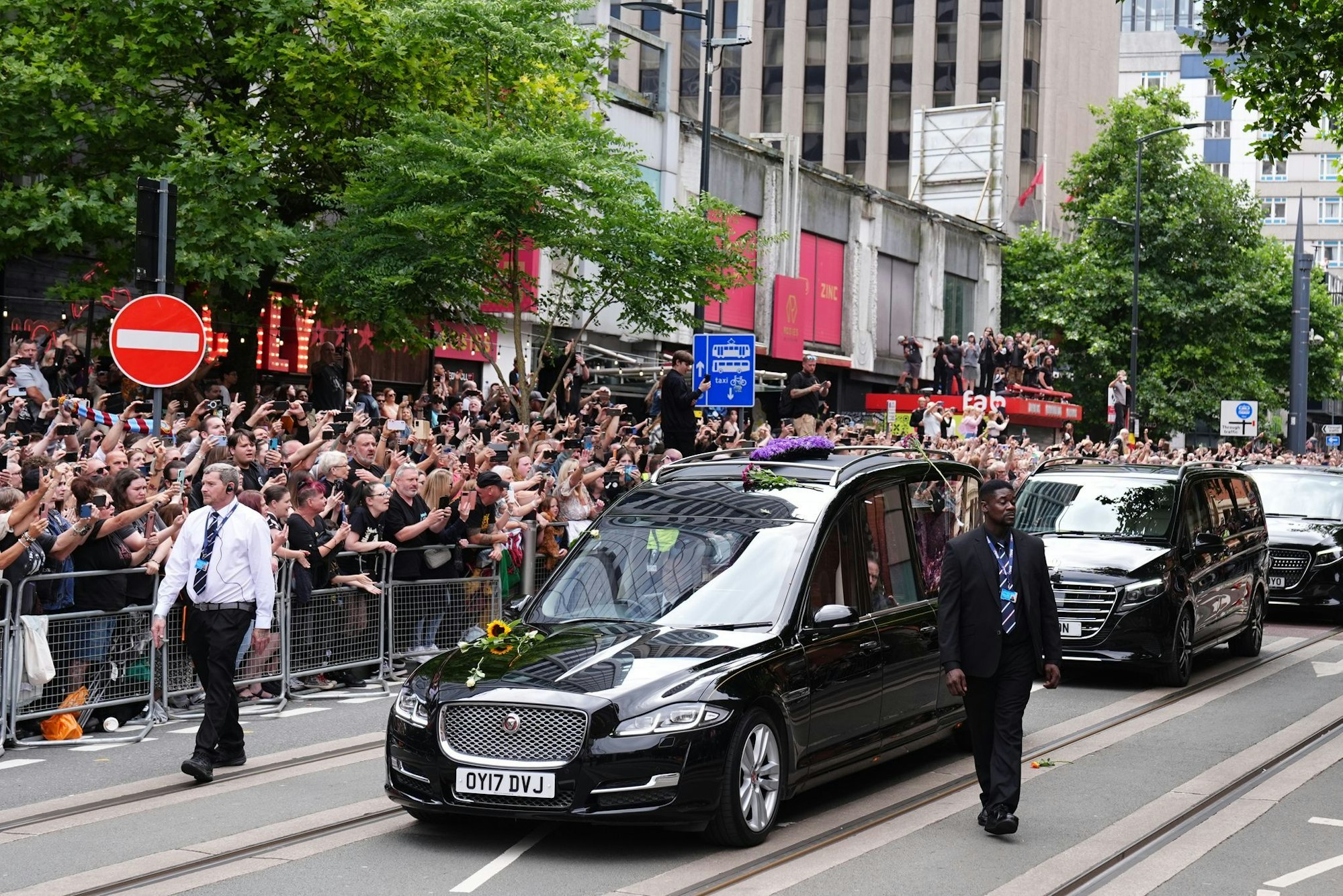 Tausende Menschen haben Abschied von Ozzy Osbourne genommen.