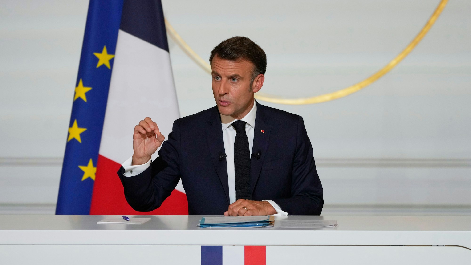 Emmanuel Macron sieht den EU-US-Zolldeal als Anfang eines Verhandlungsprozesses und bemängelt mangelnden Respekt gegenüber der EU.