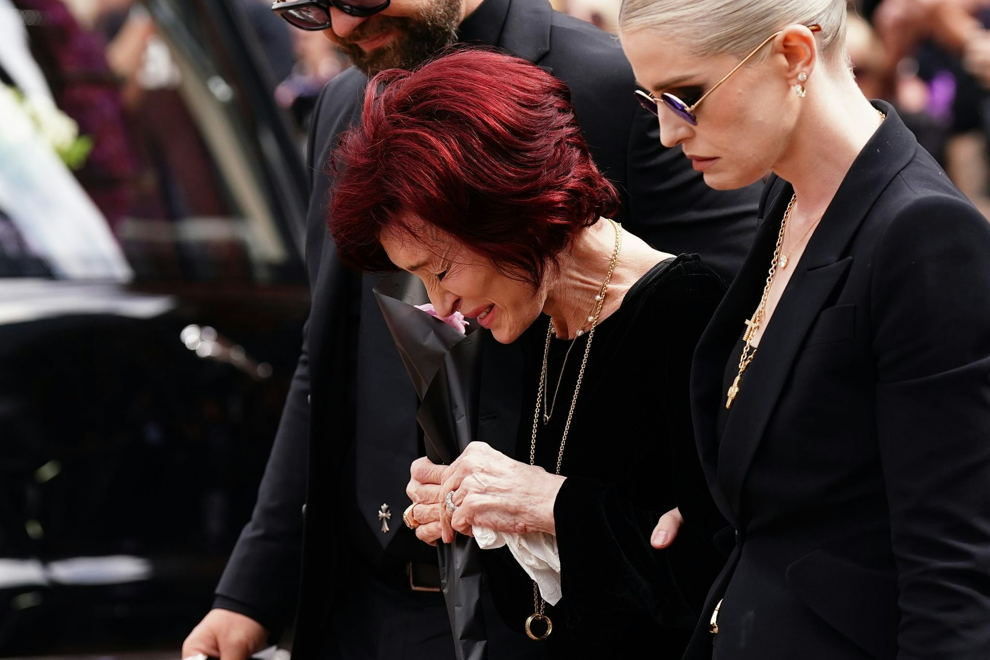 Sharon Osbourne (m.) legte Blumen an den Gedenkort.