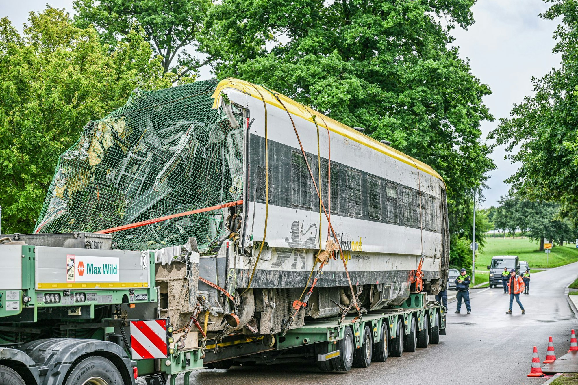 Ein verladener Zug Wagon steht an der Unfallstelle, an der ein Regionalzug entgleist ist. Ein Regionalexpress war am Sonntagabend (27.07.2025) in Riedlingen nach bisherigen Erkenntnissen infolge eines Hangrutsches entgleist.