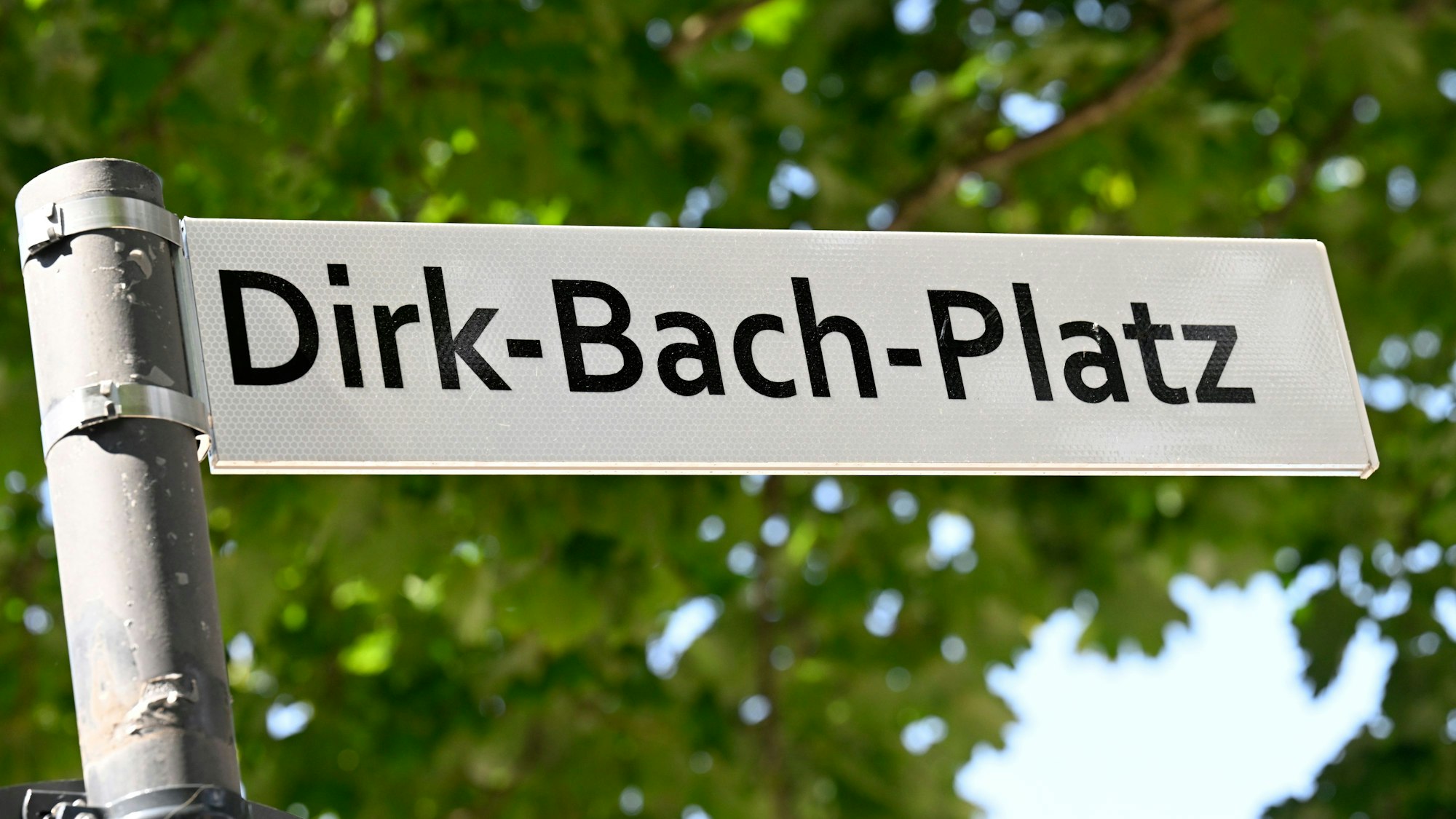 Blick auf das Straßenschild des umbenannten „Dirk-Bach-Platz“ vor dem Schauspielhaus.
