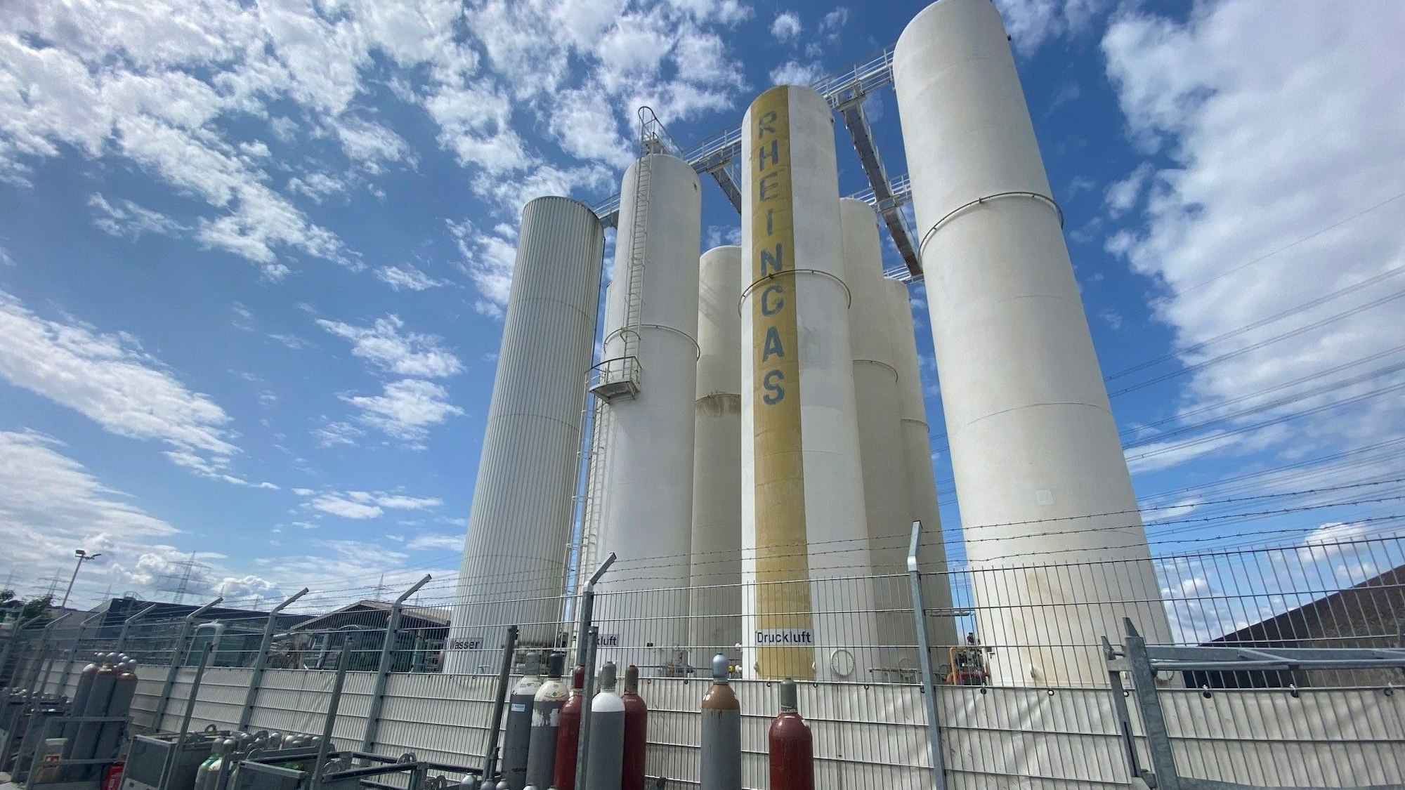 Zu sehen sind weiße Hochtanks.