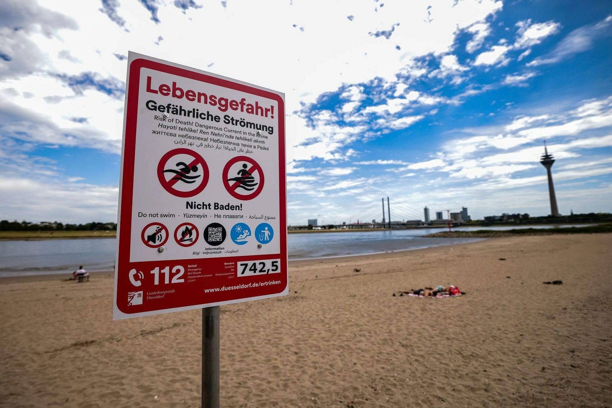 Immer wieder kommt es zu tödlichen Badeunfällen am Rhein. (Symbolbild)