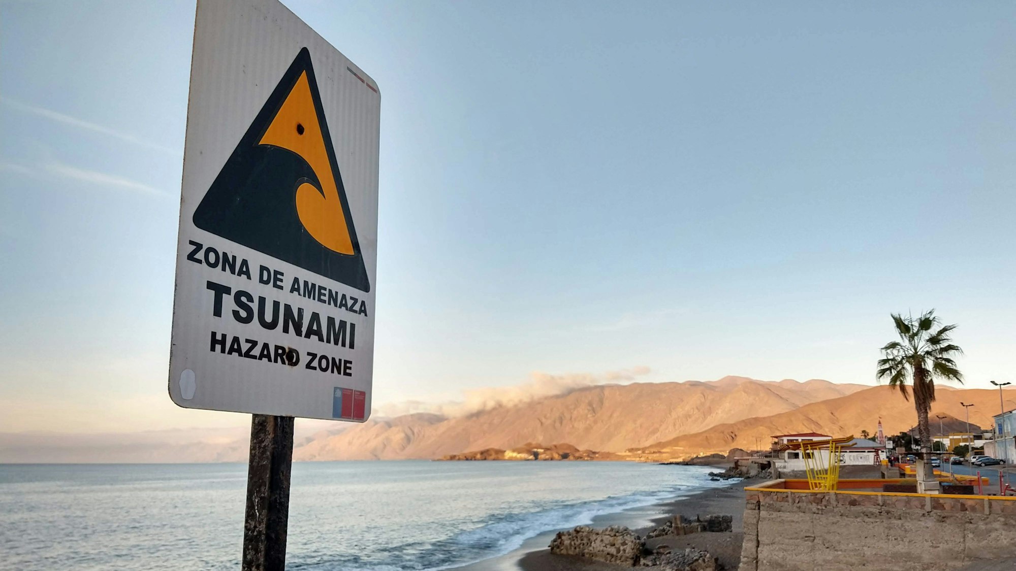 Ein Warnzeichen für unmittelbare Tsunamigefahr: Das Wasser an der Küste zieht sich in kurzer Zeit weit zurück und legt große Flächen Meeresboden frei.