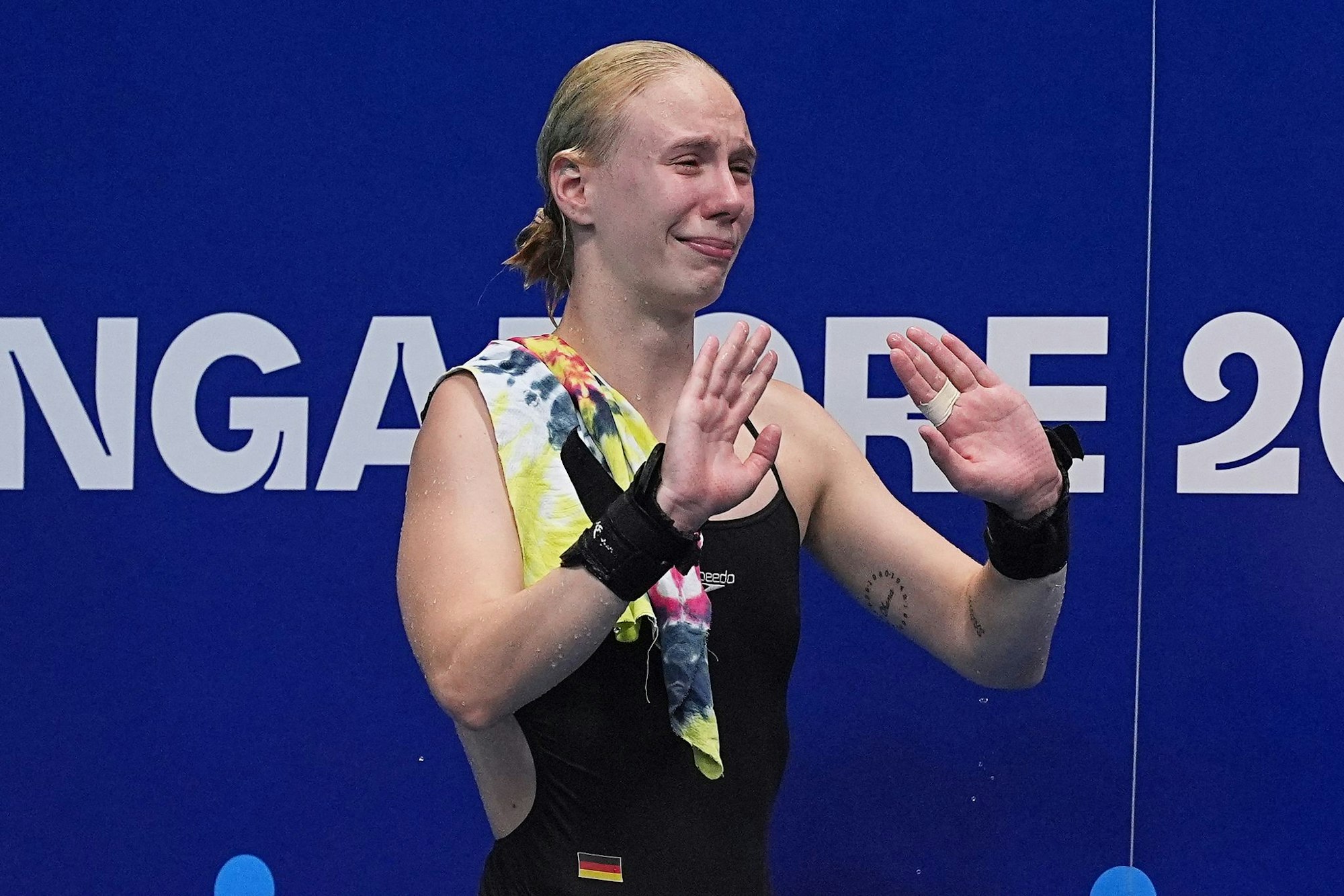 Die Bedeutung der Silbermedaille ist Pauline Pfeif anzusehen.