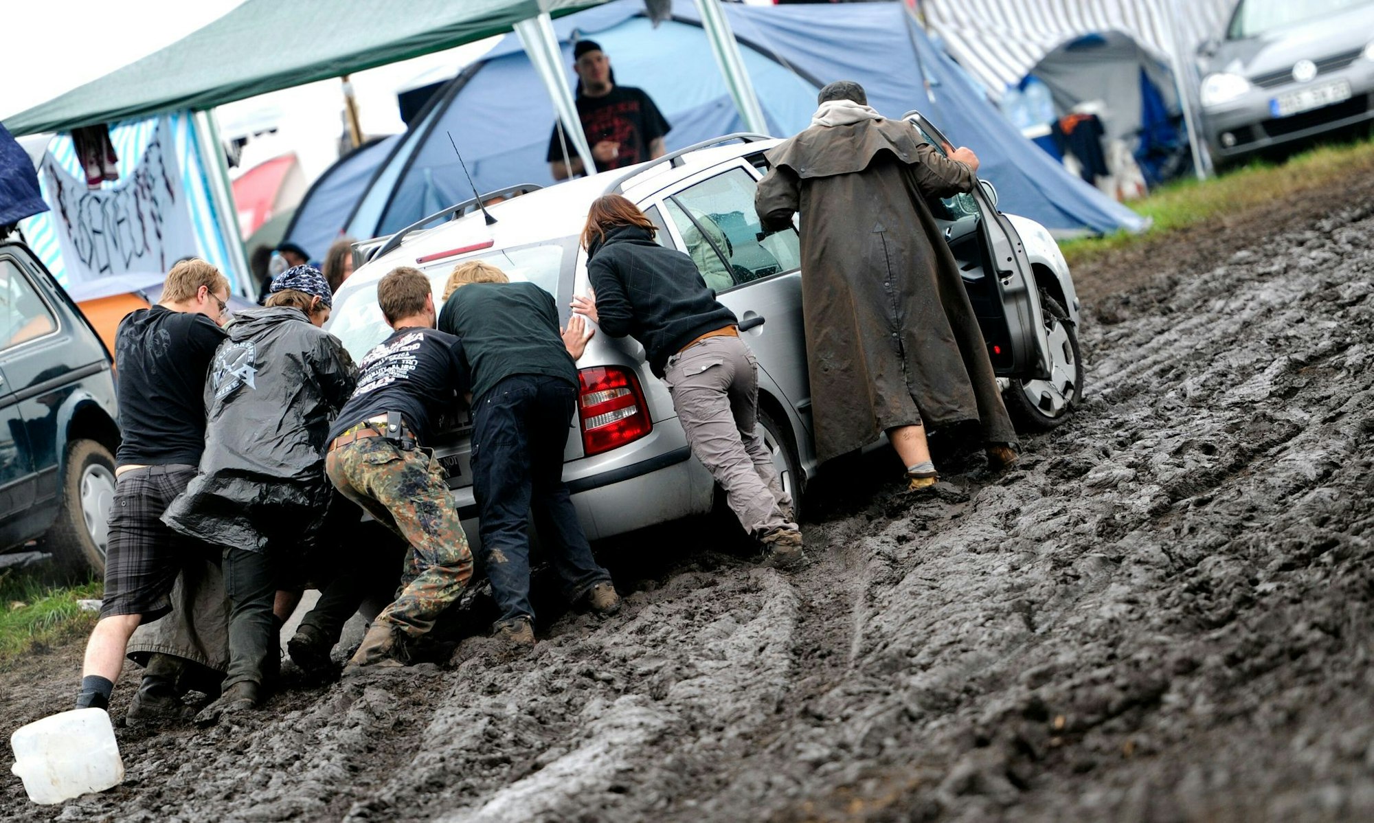 Kräftig schieben, bitte: Auf Festivals gehört es zum guten Ton, dass sich Camper untereinander helfen.