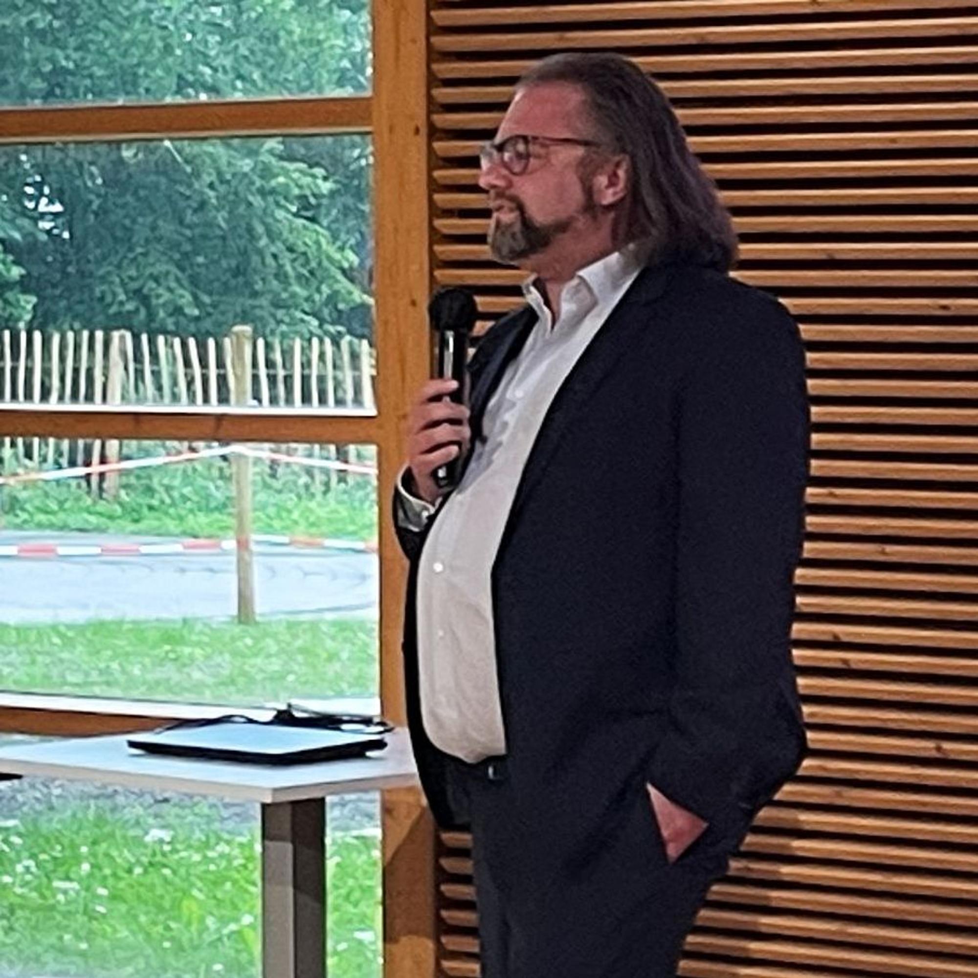 Florian Staffier spricht bei einer Ausschusssitzung in Nettersheim in ein Mikrofon.
