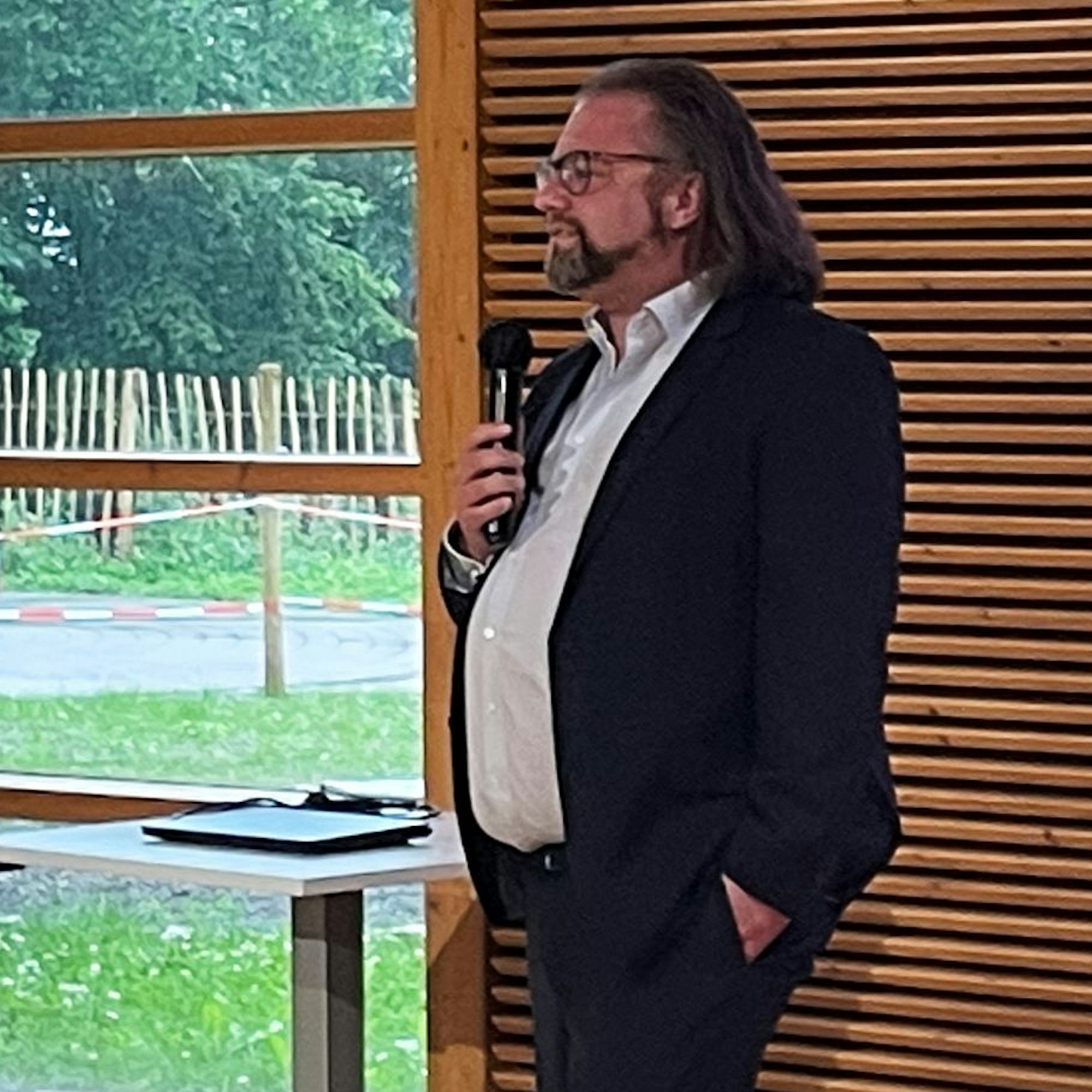 Florian Staffier spricht bei einer Ausschusssitzung in Nettersheim in ein Mikrofon.