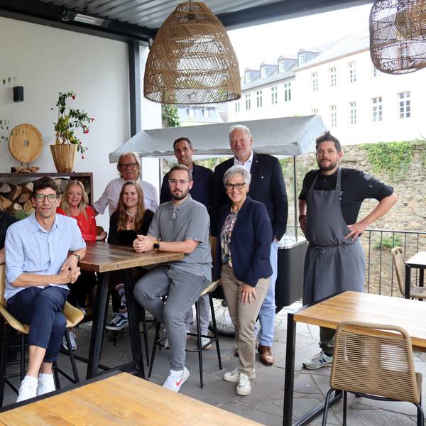 Auf der Terrasse des Café & Restaurant Marielle sitzen die Teilnehmer der Gesprächsrunde zum Thema Gastronomie und Hotellerie und Bad Münstereifel.