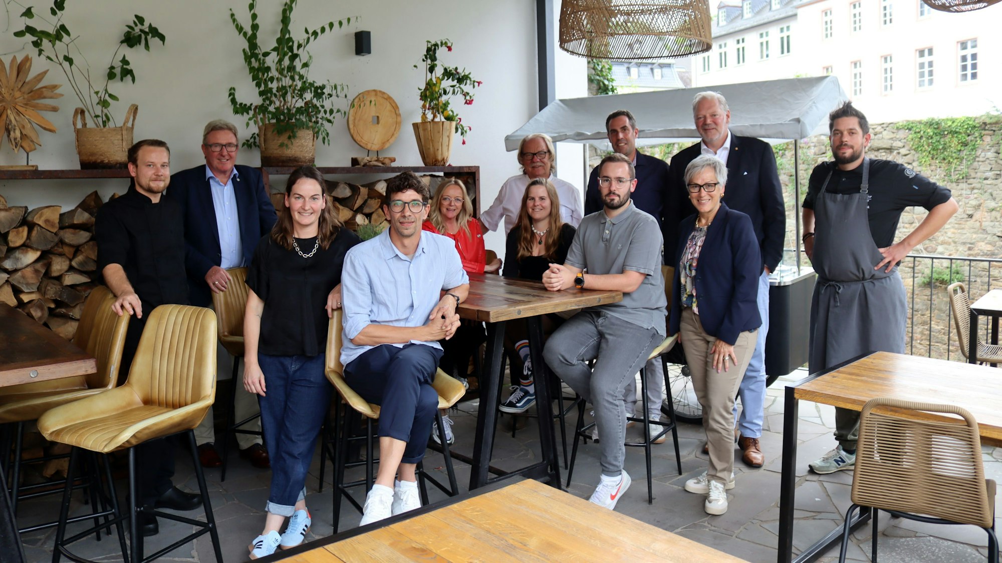 Auf der Terrasse des Café & Restaurant Marielle sitzen die Teilnehmer der Gesprächsrunde zum Thema Gastronomie und Hotellerie und Bad Münstereifel.