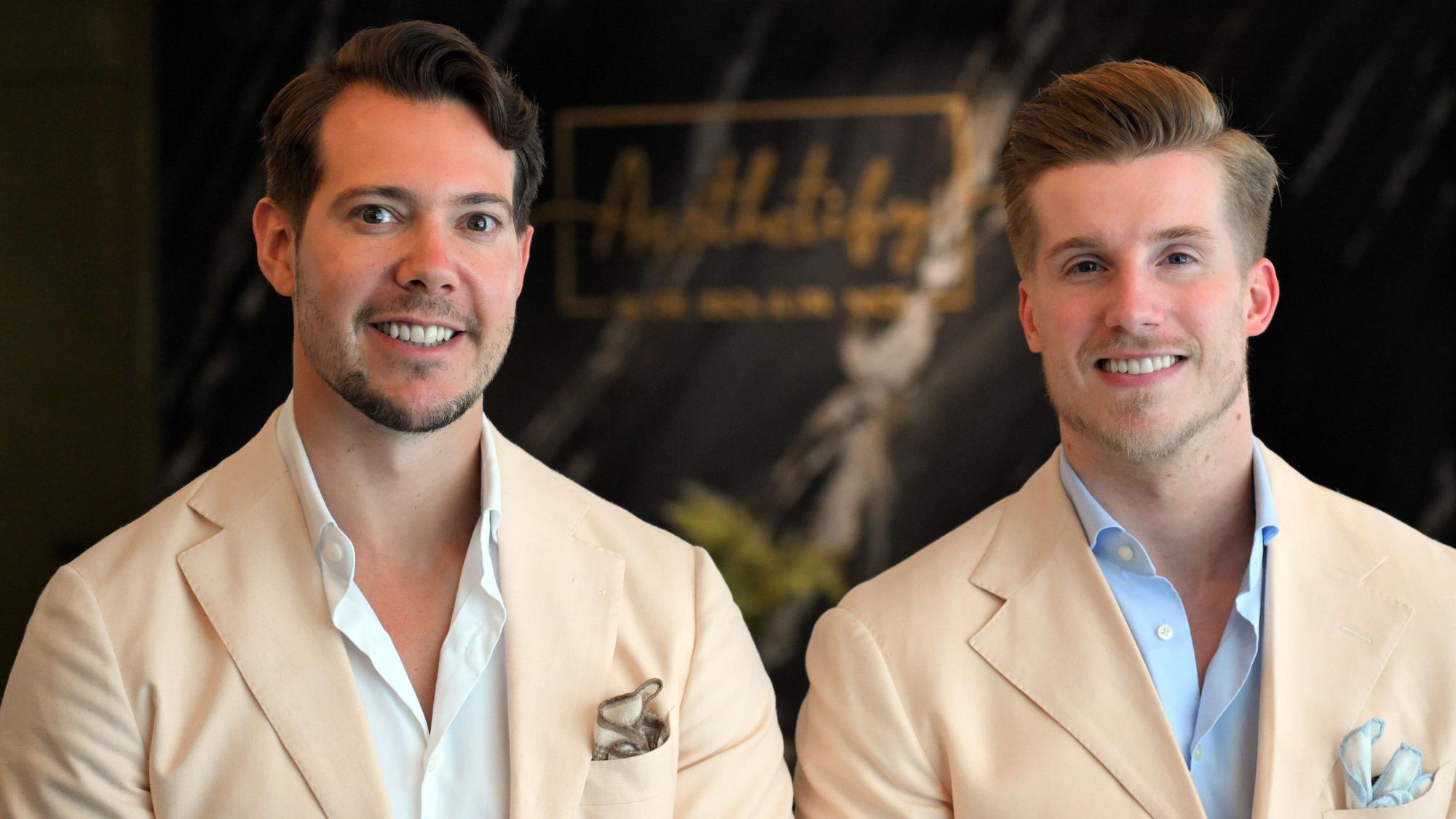 Henrik Heüveldop (Dr. Rick, l) und Dominik Bettray (Dr. Nick) stehen in ihrer Praxis in Düsseldorf. (Archivbild)