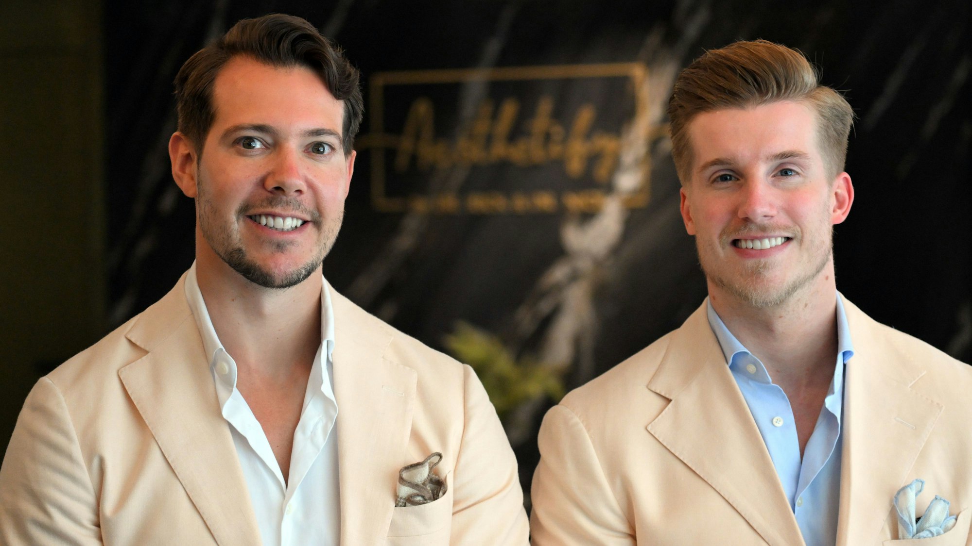 Henrik Heüveldop (Dr. Rick, l) und Dominik Bettray (Dr. Nick) stehen in ihrer Praxis in Düsseldorf. (Archivbild)