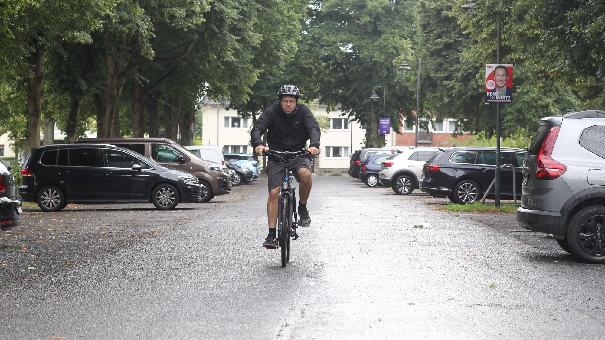 Auf den letzten Metern nochmal kräftig in die Pedale treten: Marius Fuhrmann schafft die Strecke auf dem Fahrrad am schnellsten – wird aber klitschnass.