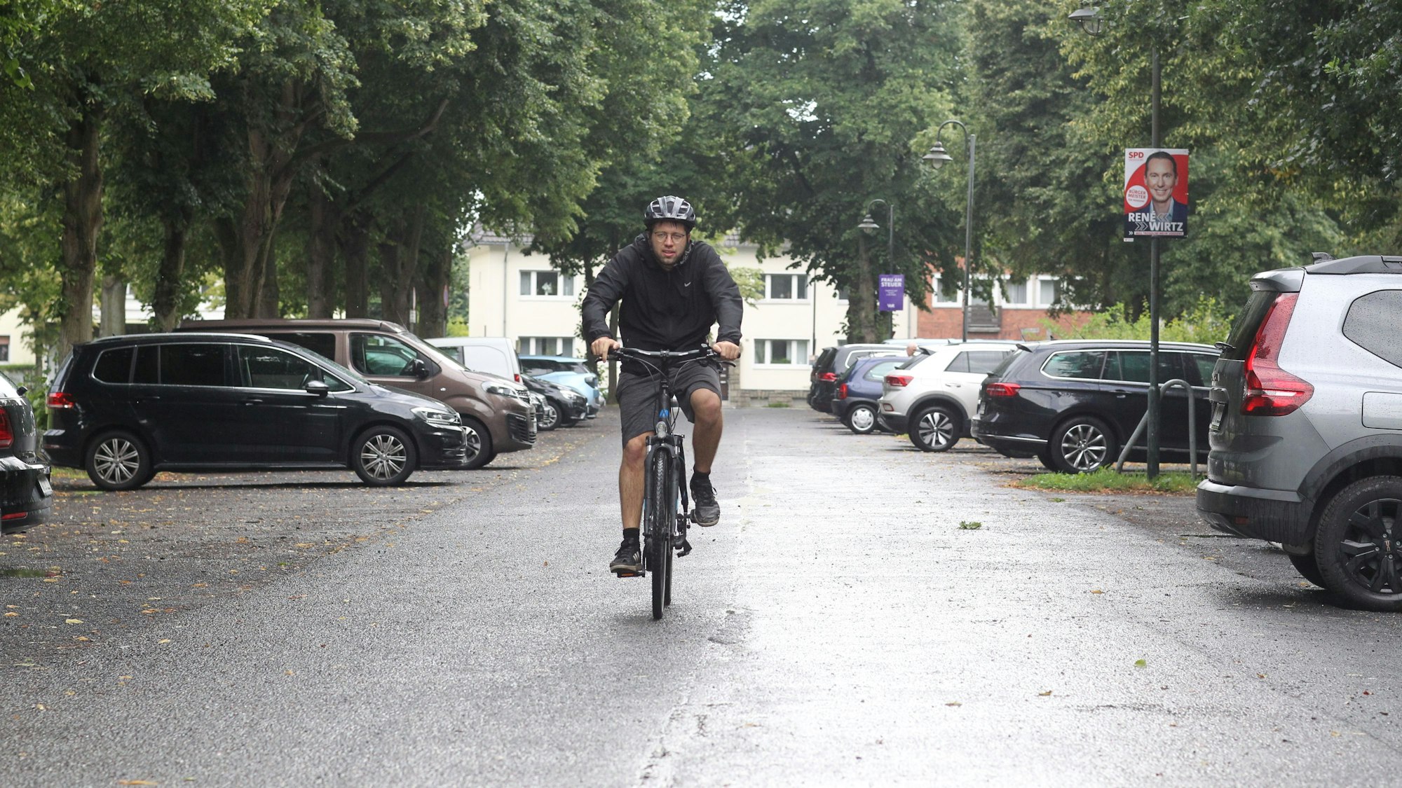 Auf den letzten Metern nochmal kräftig in die Pedale treten: Marius Fuhrmann schafft die Strecke auf dem Fahrrad am schnellsten – wird aber klitschnass.