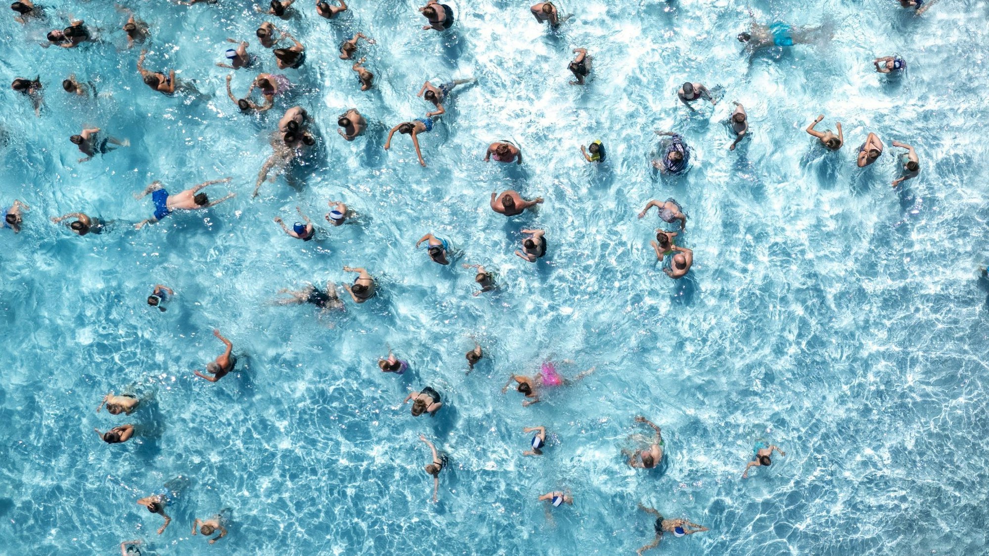 Laut DWD ist der Juli oft der wärmste Monat des Jahres. Für die Frühstarter heißt es bei Hitze: Ab ins Schwimmbad! (Symbolbild)