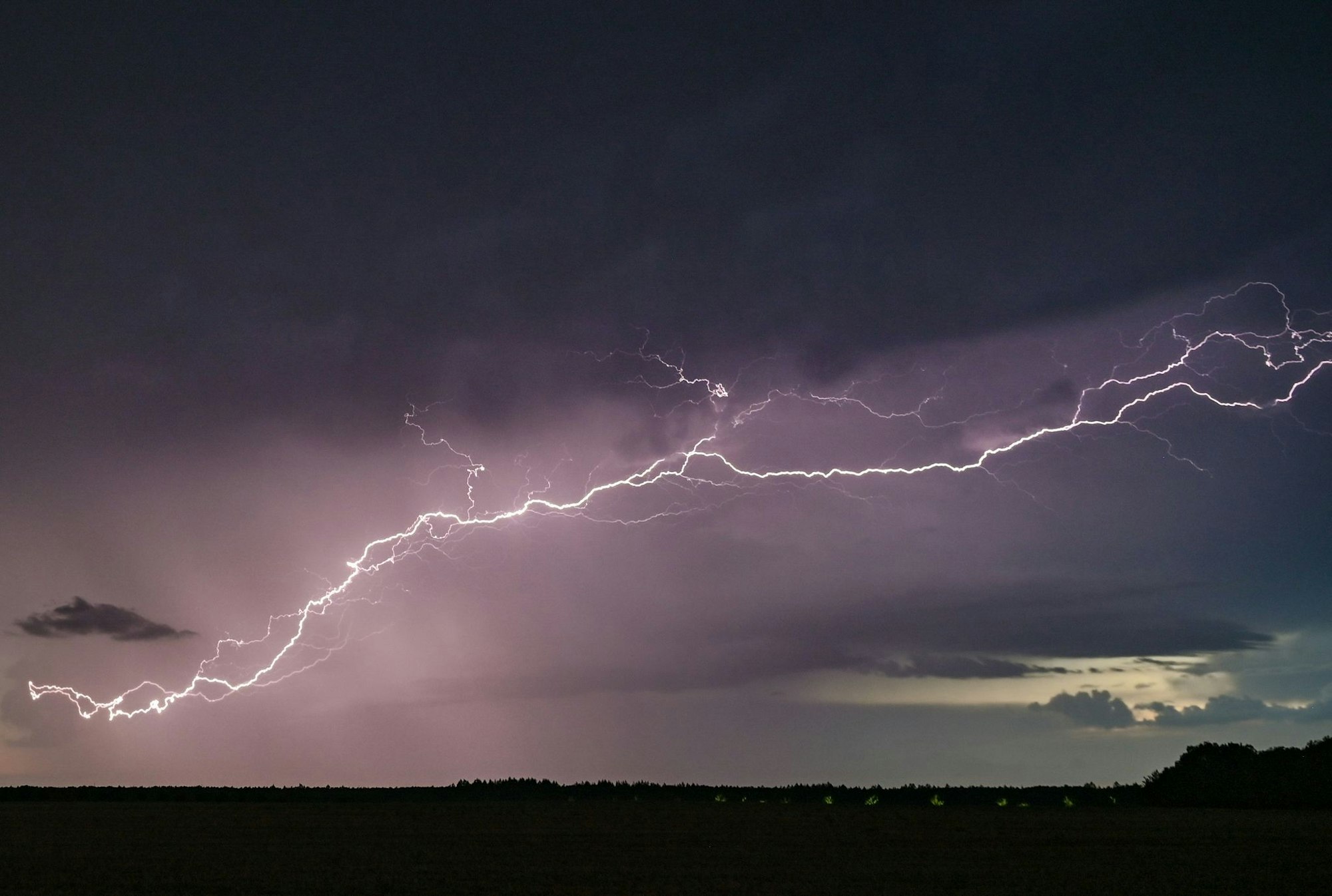 Bei Gewitter gilt: raus aus dem Zelt und blitzschnell ab ins Auto.