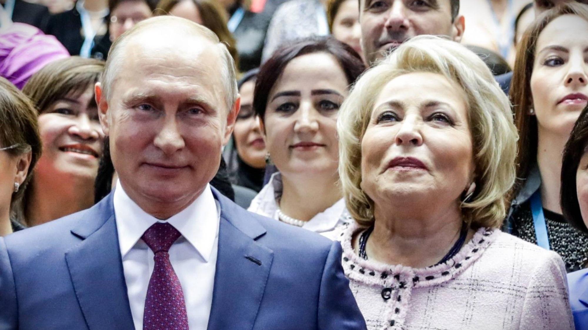 Kremlchef Wladimir Putin zusammen mit Valentina Matwijenko, Vorsitzende des russischen Föderationsrates. (Archivbild)