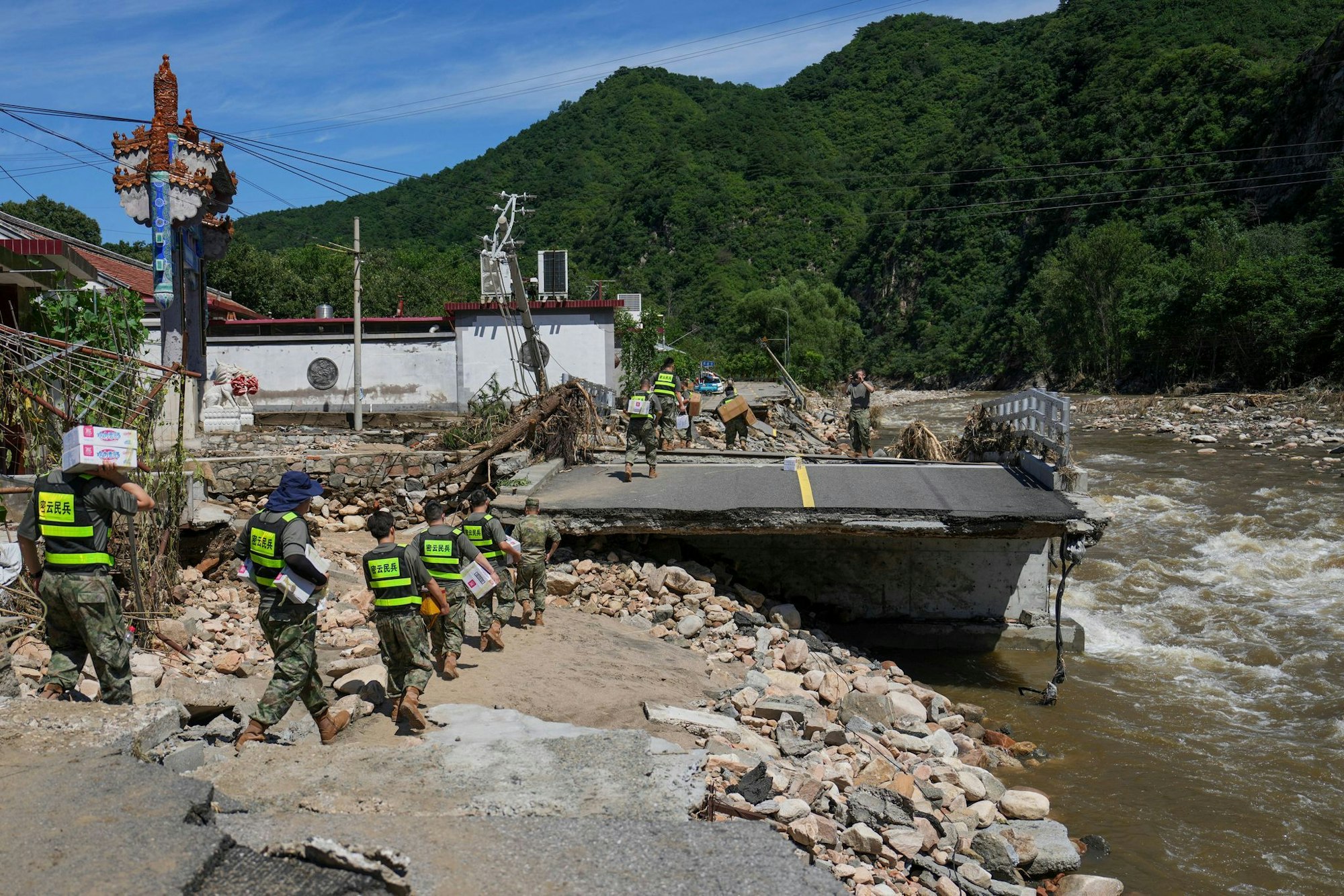 Soldaten im Bezirk Miyun am Stadtrand von Peking liefern Hilfsgüter. Die Region wurde besonders schwer getroffen.