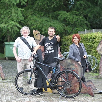 „Wettrennen“ von der Siegburger Predation in der Neuen Poststraße 15 bis zur Burg Wissem in Troisdorf mit Klaus Heuschötter (links) im Auto, Cordula Orphal mit dem Bus und klarer Sieger Marius Fuhrmann (Mitte) auf dem Fahrrad.