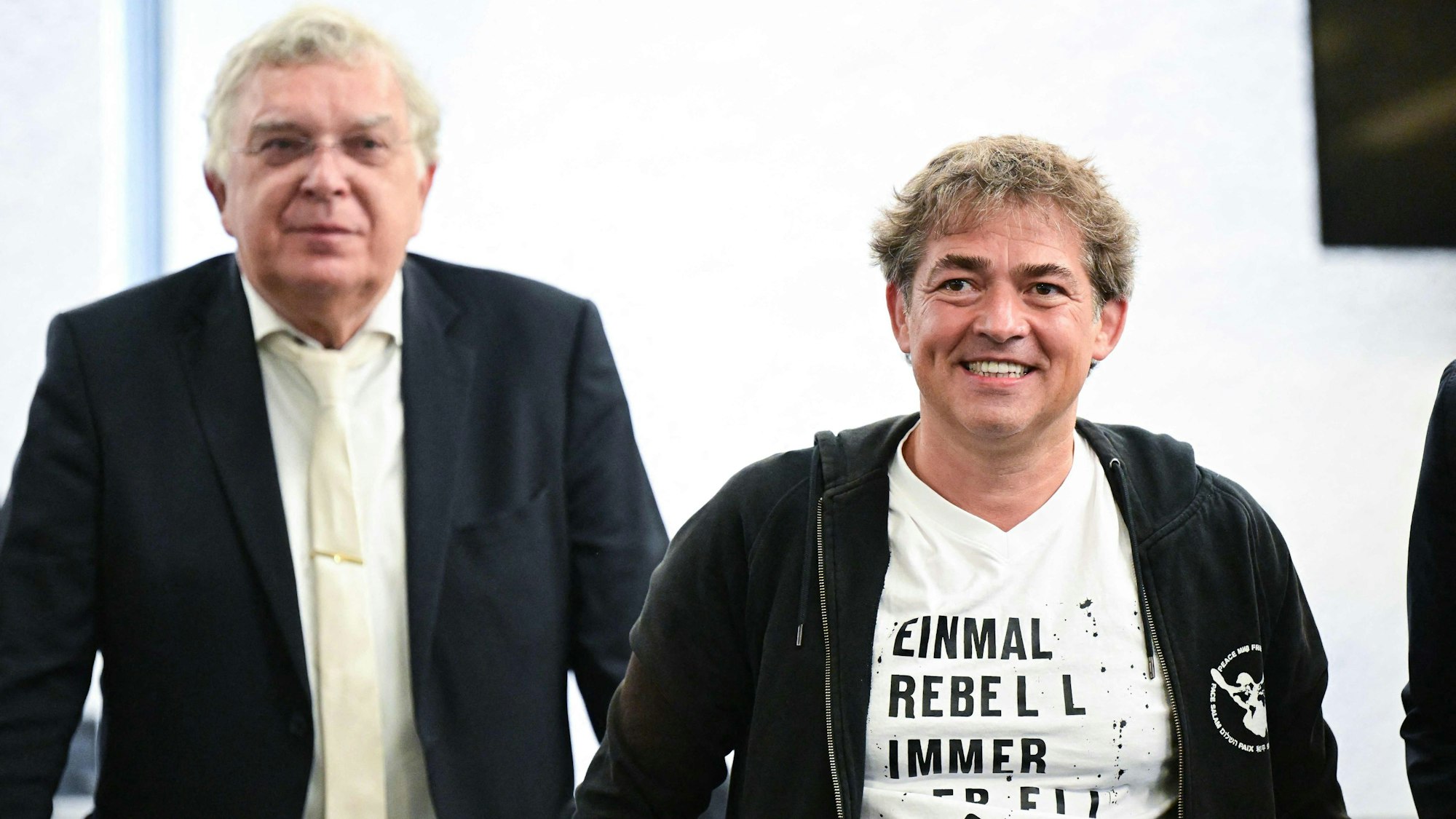 Michael Ballweg, Kopf der „Querdenken 711“-Bewegung, wartet am 31. Juli 2025 im Stuttgarter Amtsgericht neben seinem Verteidiger Reinhard Loeffler auf das Urteil.