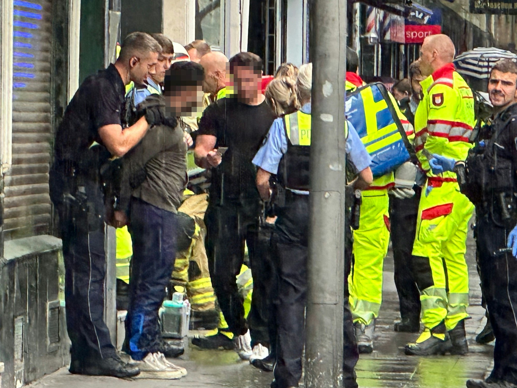 Das Bild zeigt die Festnahme nach Messerangriff in Köln-Buchforst. Foto: Jasmin
