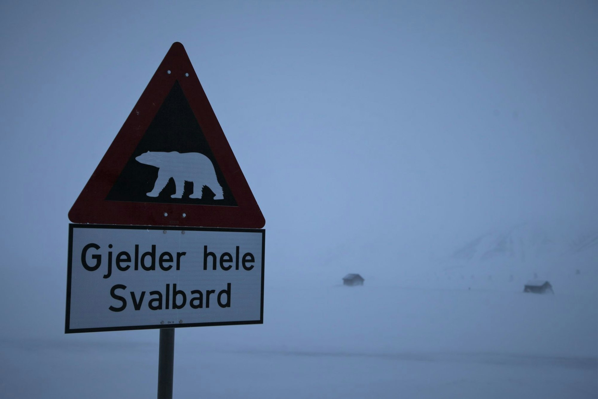 Ein Schild warnt auf Spitzbergen vor Eisbären. (Symbolbild)
