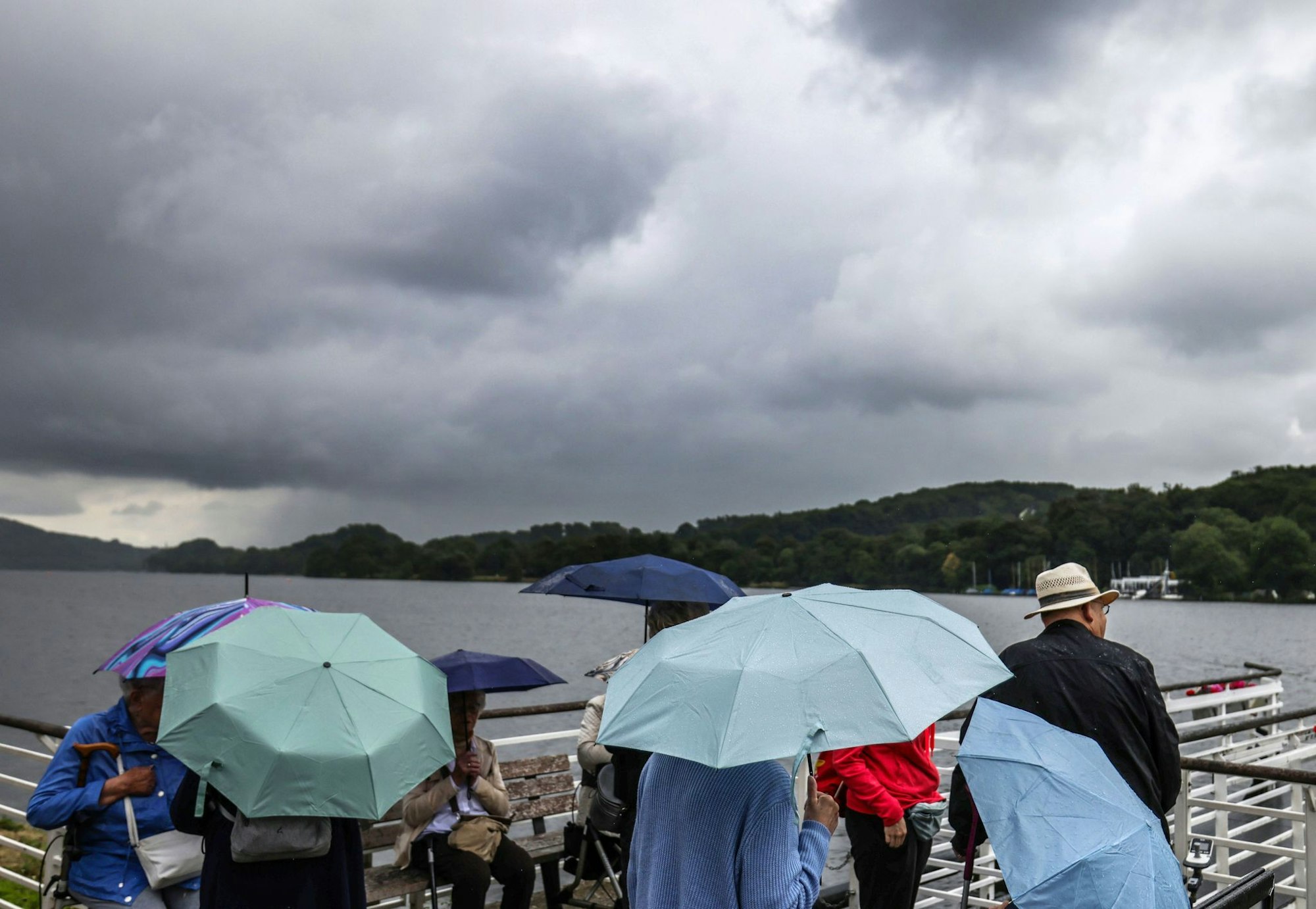 Den Regenschirm sollten Ausflügler auch in den kommenden Tagen in NRW dabeihaben. (Symbolbild)
