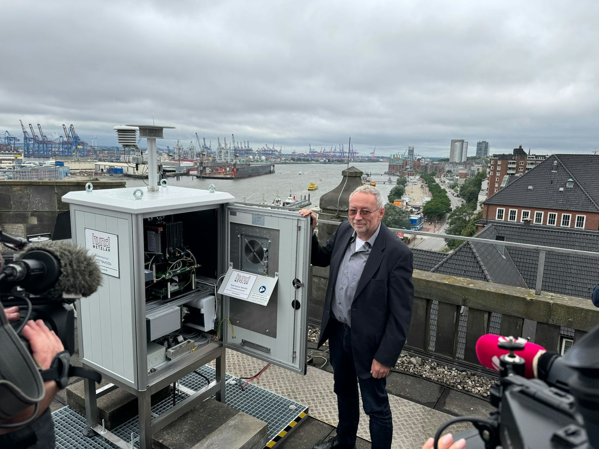Einer der ersten Pollenmonitore steht in Hamburg, wo ihn Stefan Gilge vom DWD-Zentrum für Medizin-Meteorologische Forschung vorstellte.
