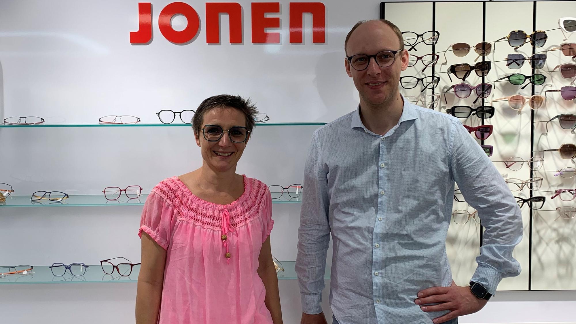 Ilka Junglas (Geschäftsführerin) und Tobias Pällmann (stellvertretender Geschäftsführer) von „Jonen – Augenoptik & Hörakustik“.