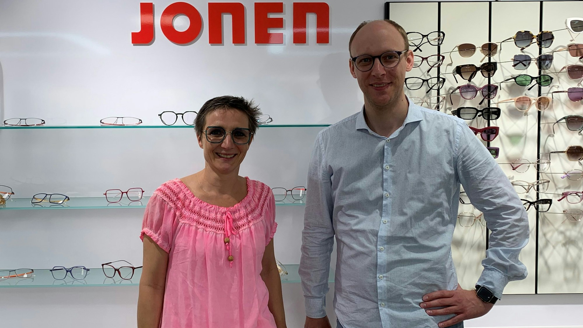 Ilka Junglas (Geschäftsführerin) und Tobias Pällmann (stellvertretender Geschäftsführer) von „Jonen – Augenoptik & Hörakustik“.