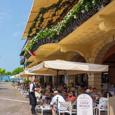 Torri del Benaco, ein Ort am Gardasee geht gegen aufdringliche Kellner vor.