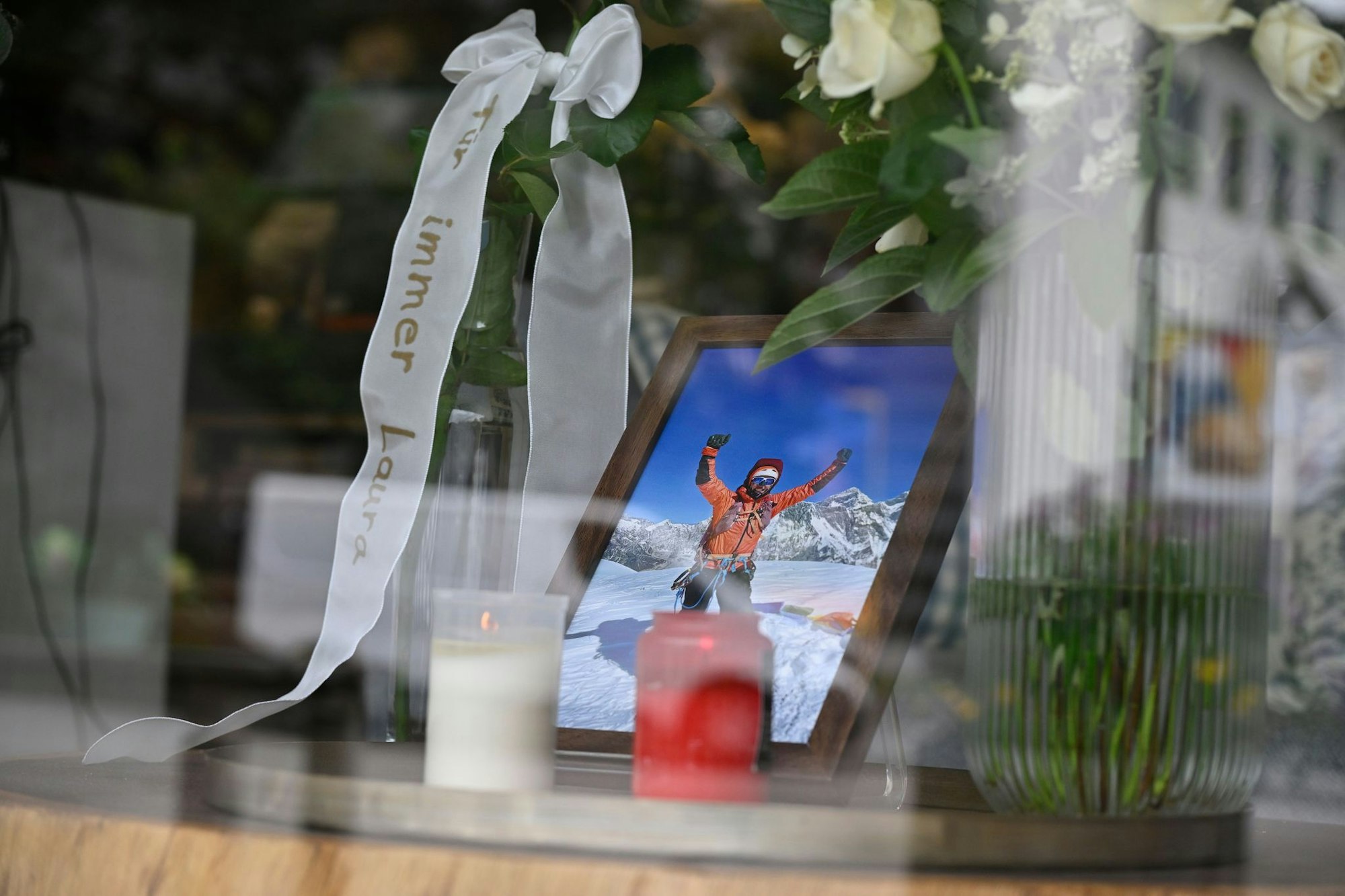 in Foto, Kerzen, Rosen und eine Schleife mit der Aufschrift «Für immer Laura» stehen im Einrichtungsgeschäft Dahlmeier im Schaufenster.