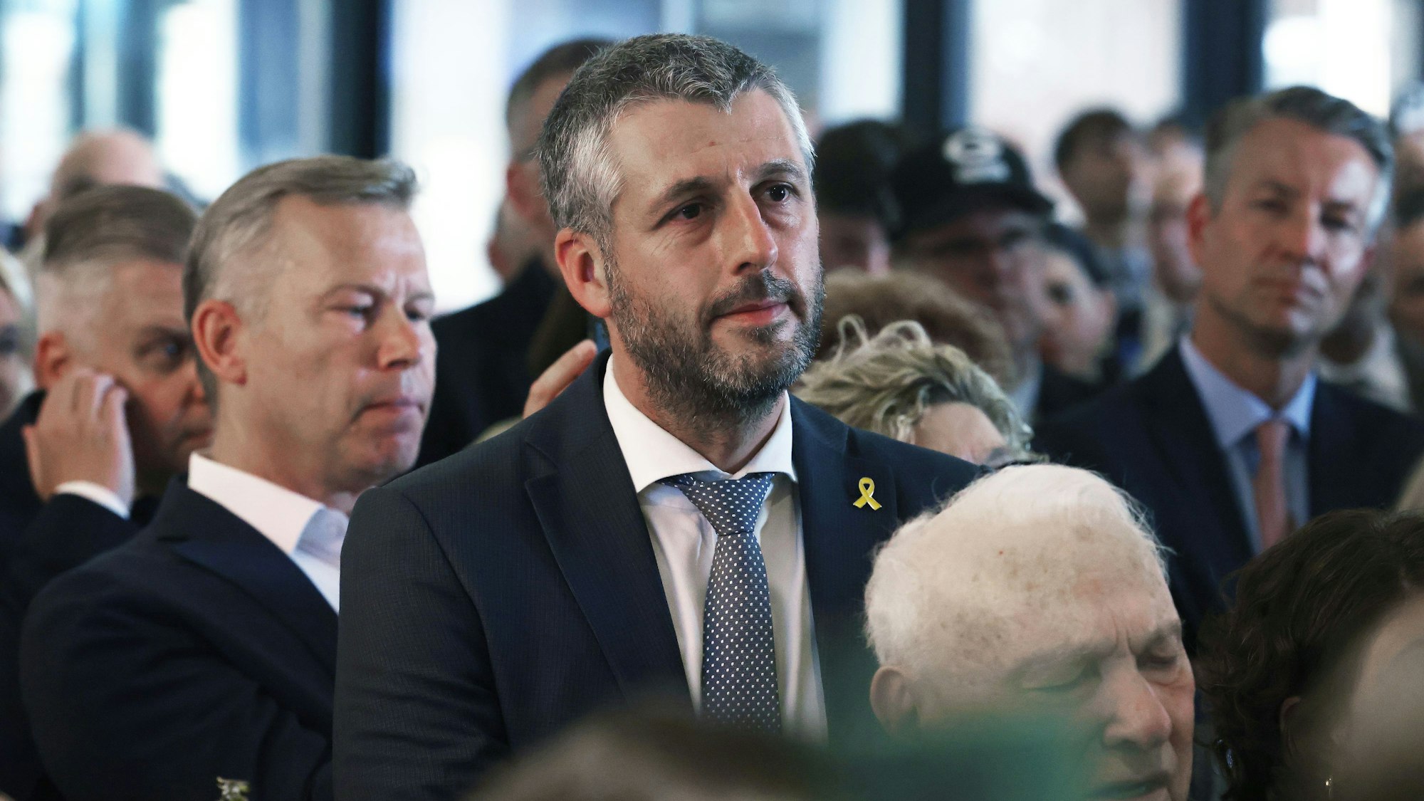 ARCHIV - 14.05.2025, Nordrhein-Westfalen, Düsseldorf: Gäste, unter ihnen der Jurist German Moyzhes (2.v.r), nehmen an einer Feierstunde anlässlich des 60-jährigen Jubiläums der deutsch-israelischen Beziehungen teil. (zu dpa: «Nach Hause, ins Exil: Ein Jahr nach dem Gefangenenaustausch») Foto: David Young/dpa +++ dpa-Bildfunk +++