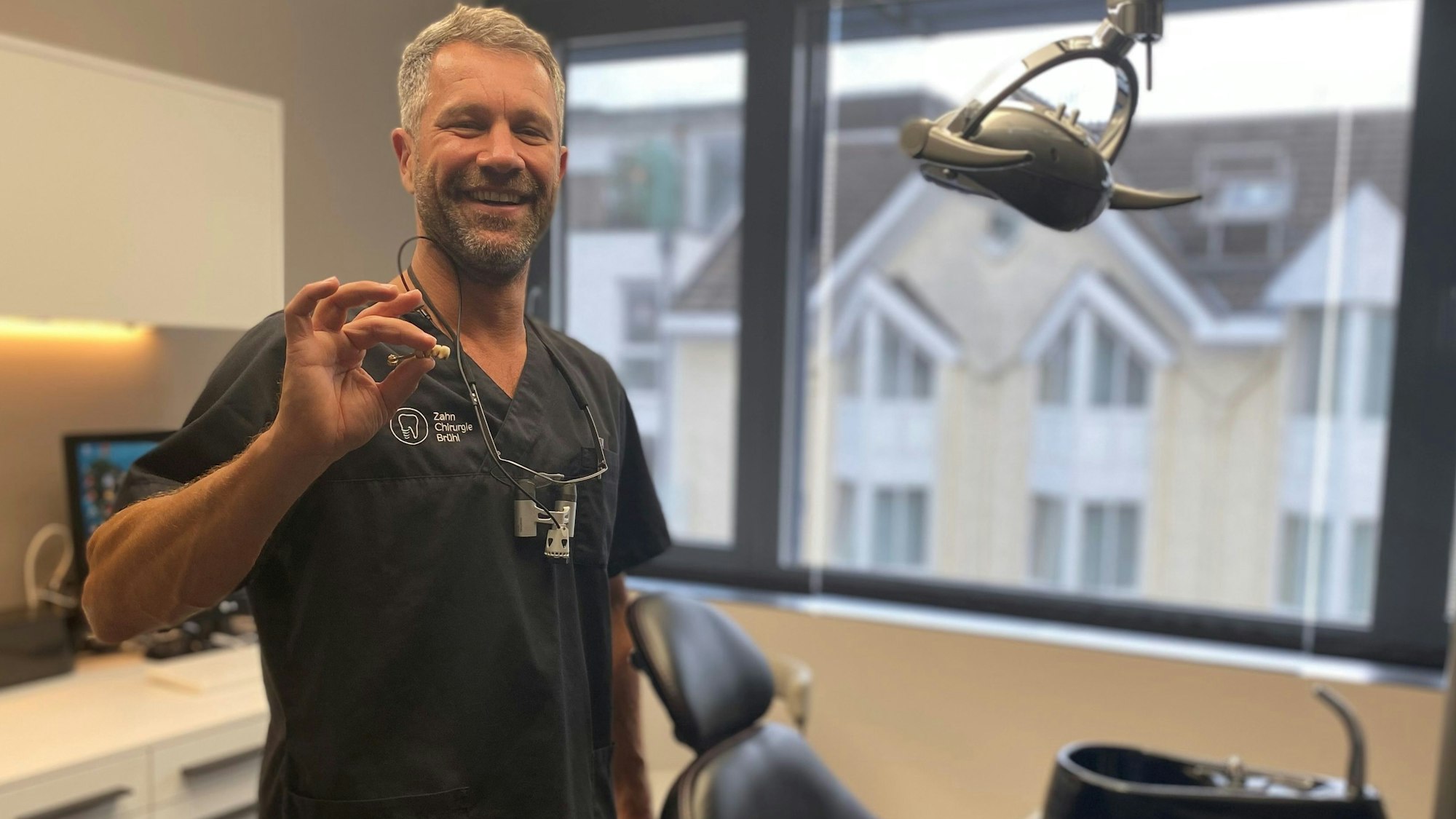 Zu sehen ist Zahnarzt Benjamin Engelke.