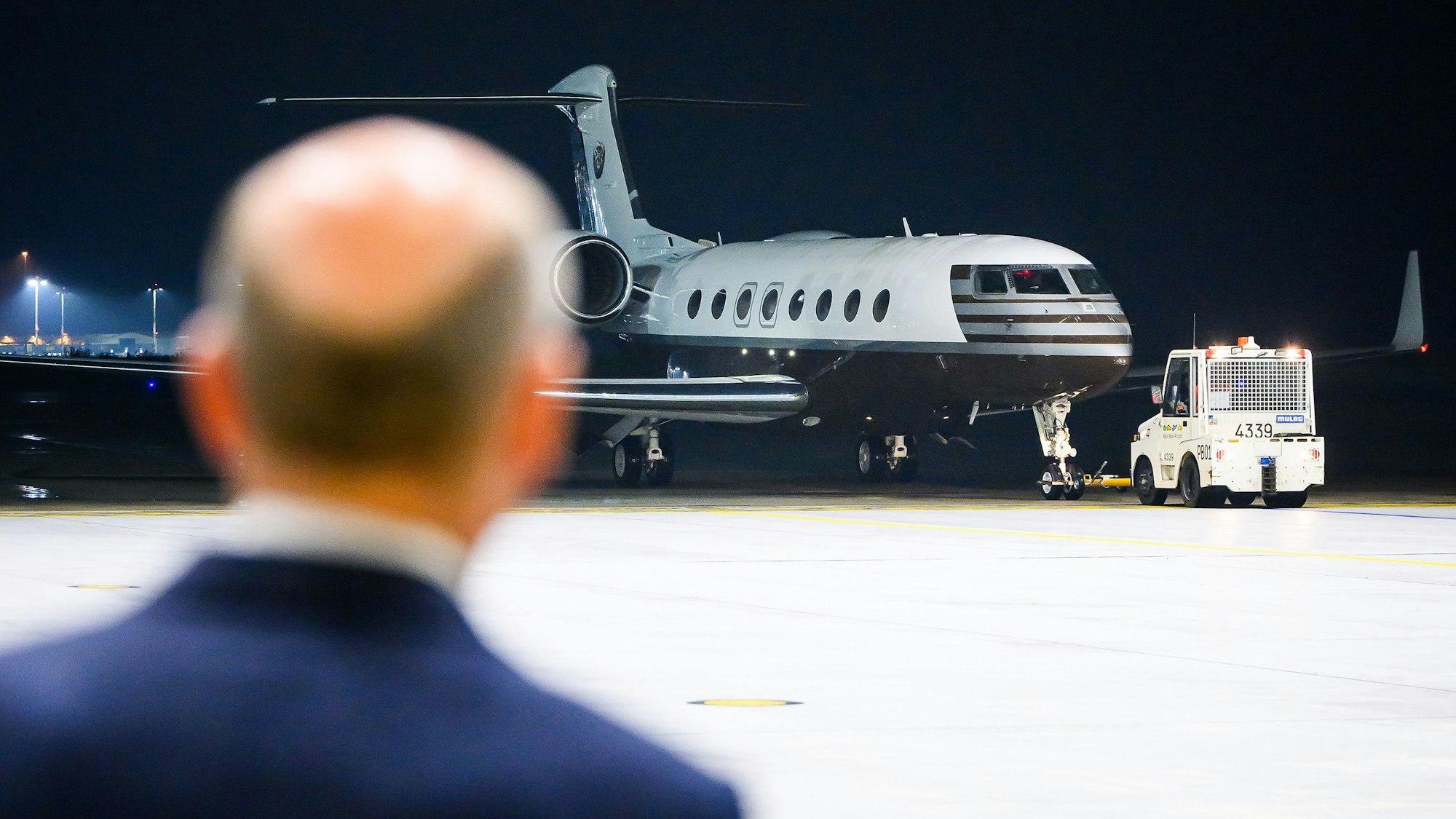 Der damalige Bundeskanzler Olaf Scholz empfängt die frei gelassenen Personen, die mit einem Flugzeug nach dem Gefangenenaustausch mit Russland auf dem militärischen Teil des Flughafen Köln/Bonn ankommen. (Archivfoto)