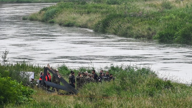 30.07.2025, Sachsen, Bahren: Bundeswehrangehörige, Polizisten und Rettungsstelle sind an der Unglücksstelle am Fluss Mulde im Einsatz. Teile des abgestürzten Hubschraubers wurden in der Nacht geborgen und an Land gebracht. Der Hubschrauber war auf einem Übungsflug der Bundeswehr abgestürzt. Foto: Heiko Rebsch/dpa +++ dpa-Bildfunk +++
