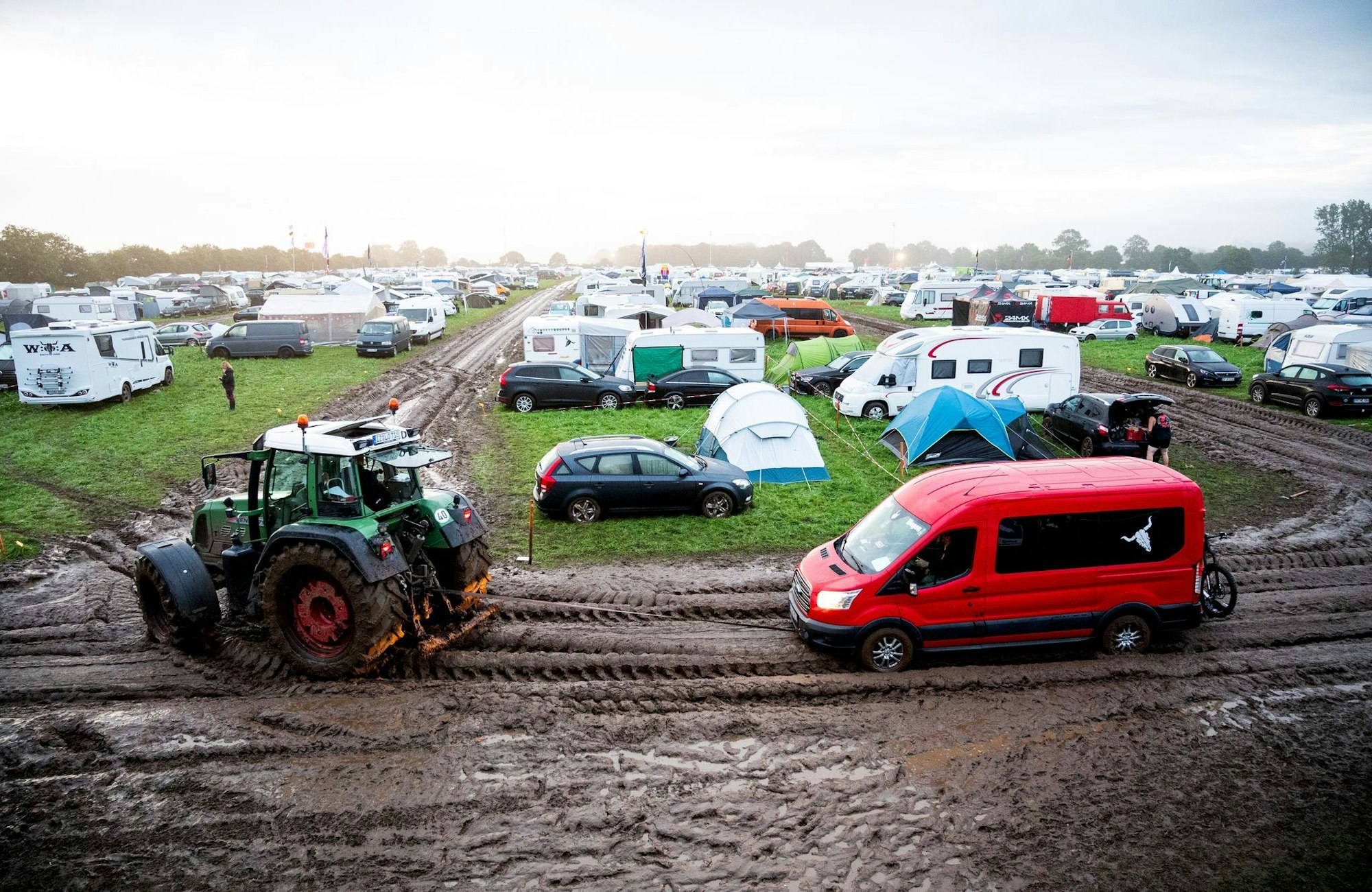 Wenn nichts mehr geht, kann ein Traktor Steckengebliebene aus dem Schlamm befreien.