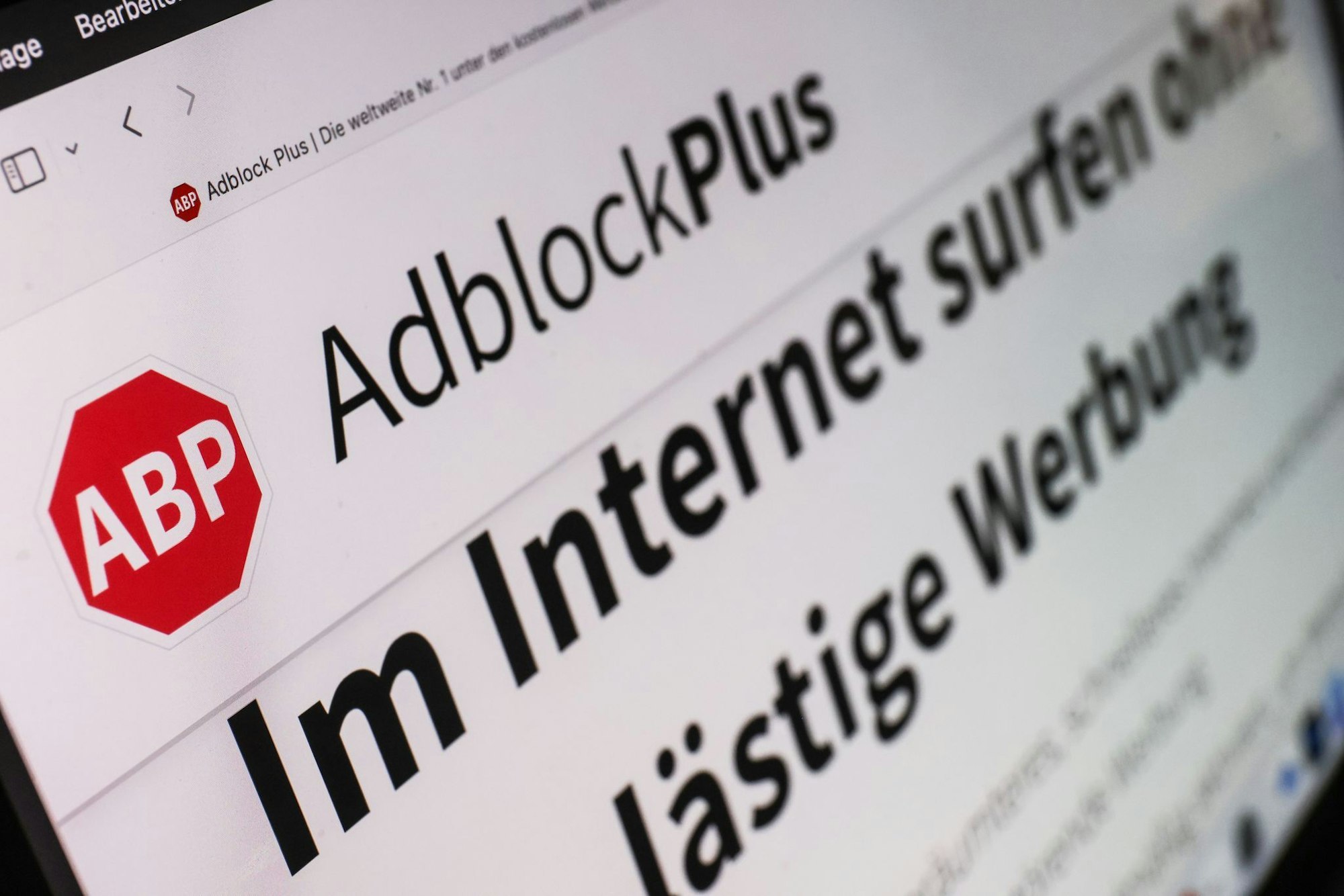 Mit Werbeblockern können Nutzerinnen und Nutzer im Internet lästige Werbung unterdrücken. (Archivbild)