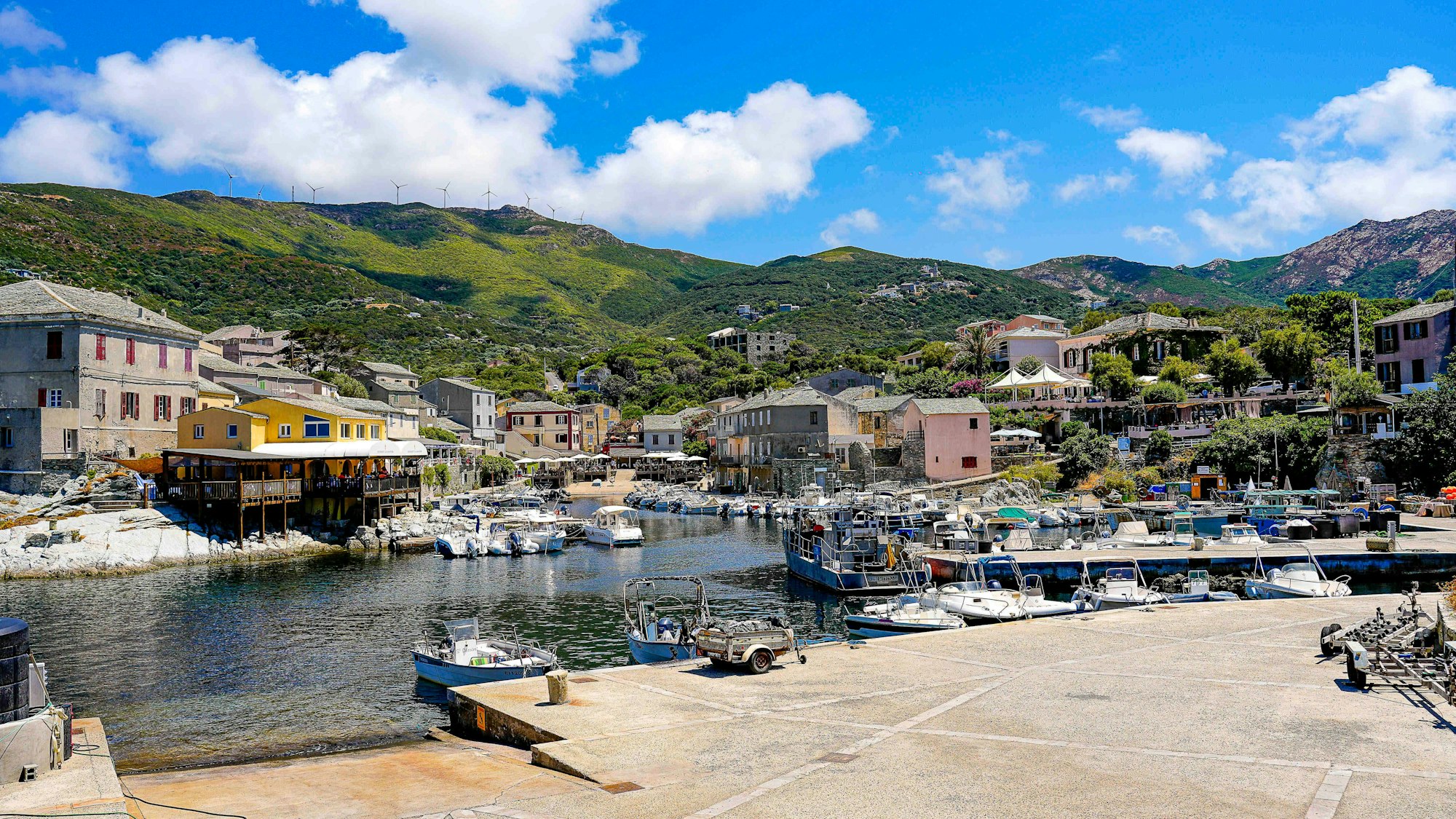 Auf Korsika ist ein Bimmelbahn-Waggon mit Insassen umgekippt. Es gibt mehrere Verletzte.