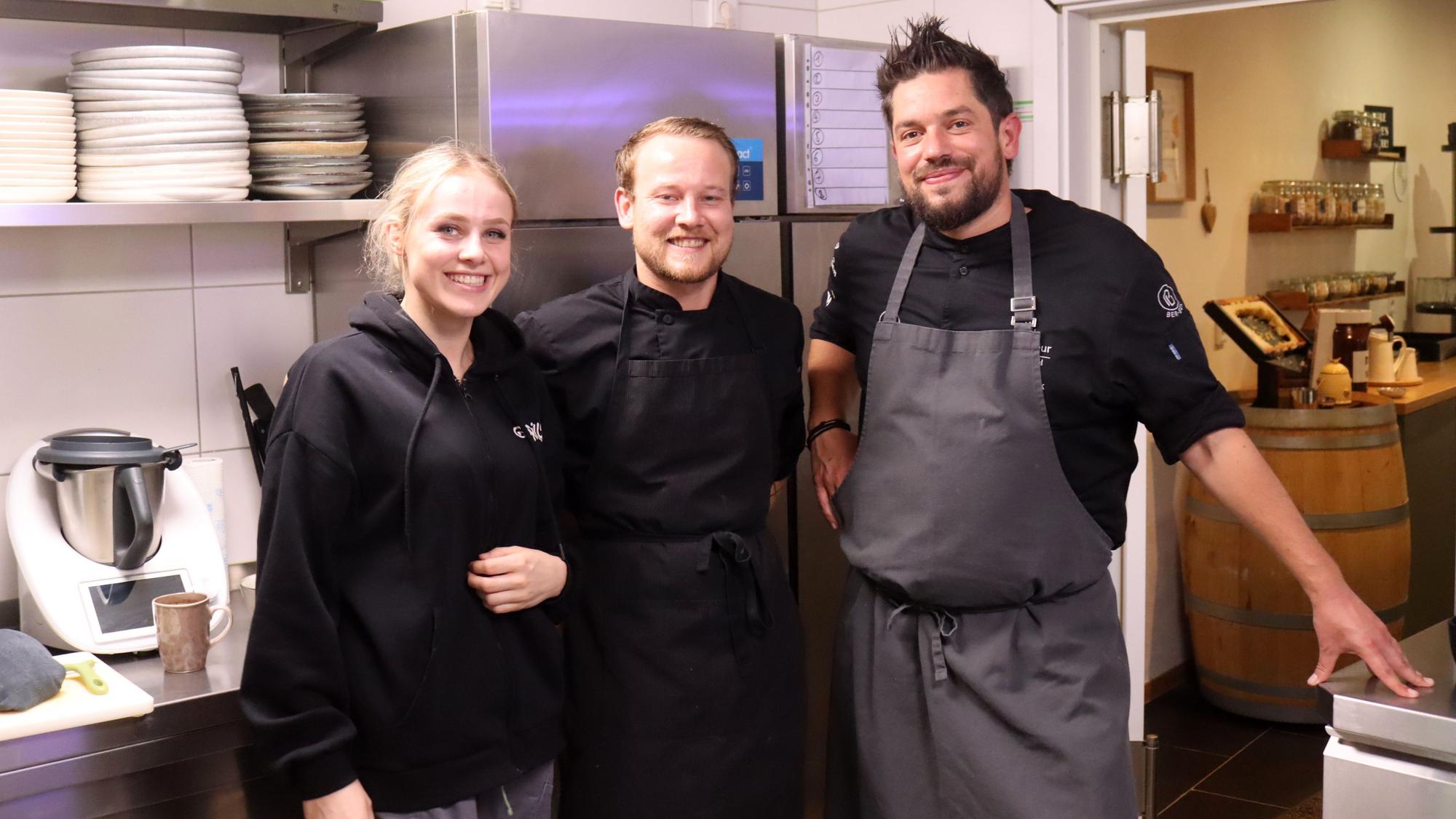 Die drei Köche des Café & Restaurant Marielle stehen nebeneinander in der Küche.