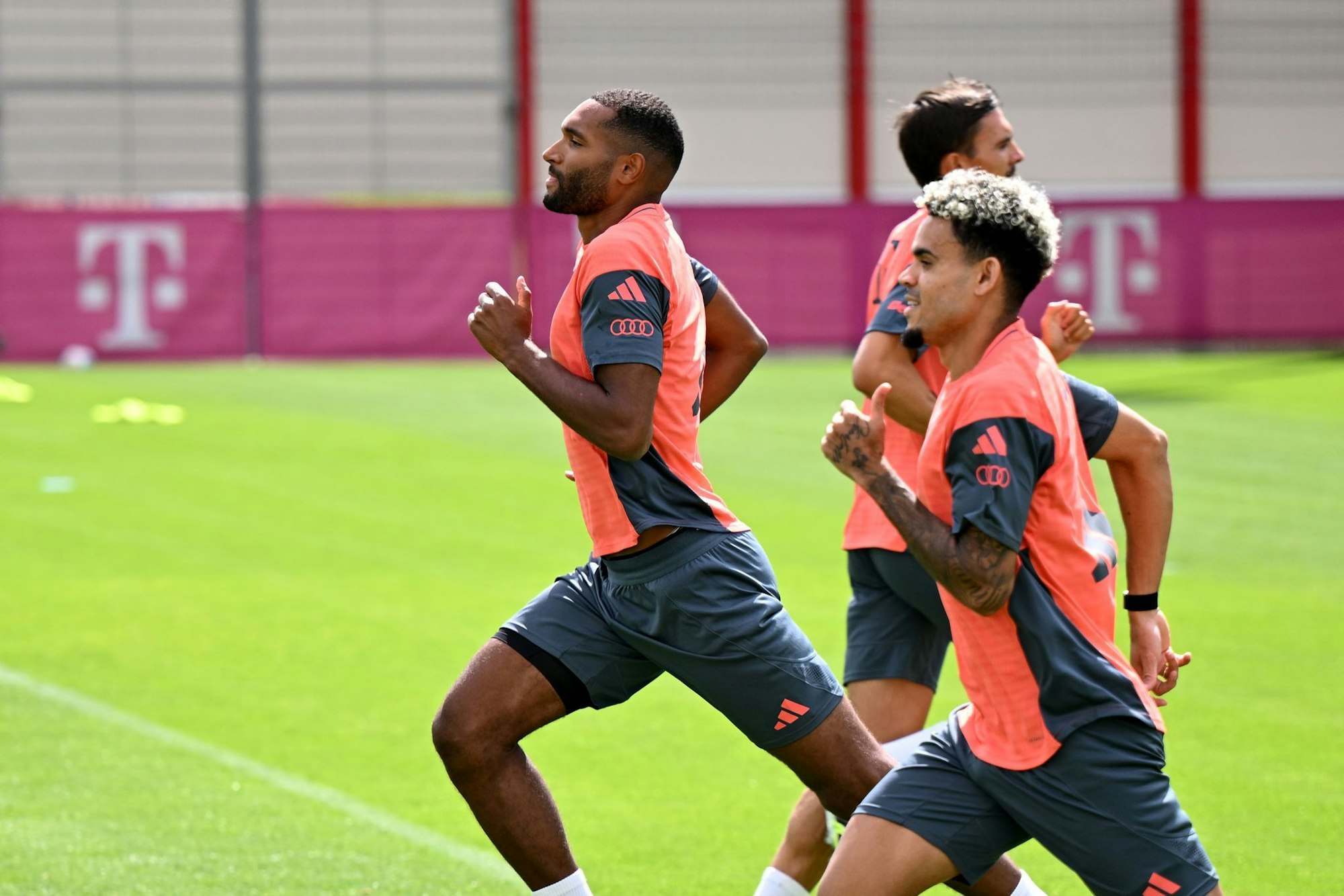 Neuzugänge beim Aufwärmen: Luis Díaz (r) und Jonathan Tah.