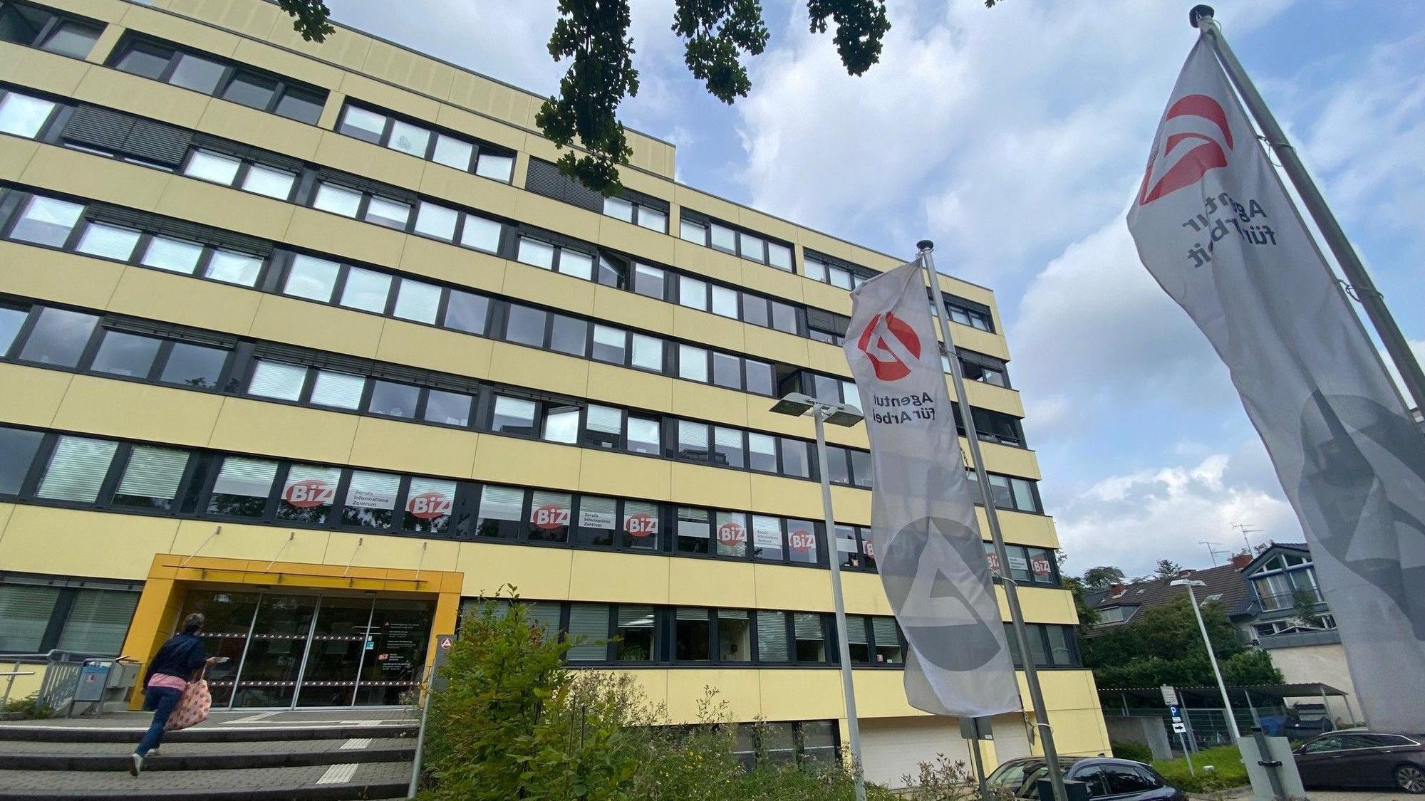 Zu sehen ist die Agentur für Arbeit in Brühl.