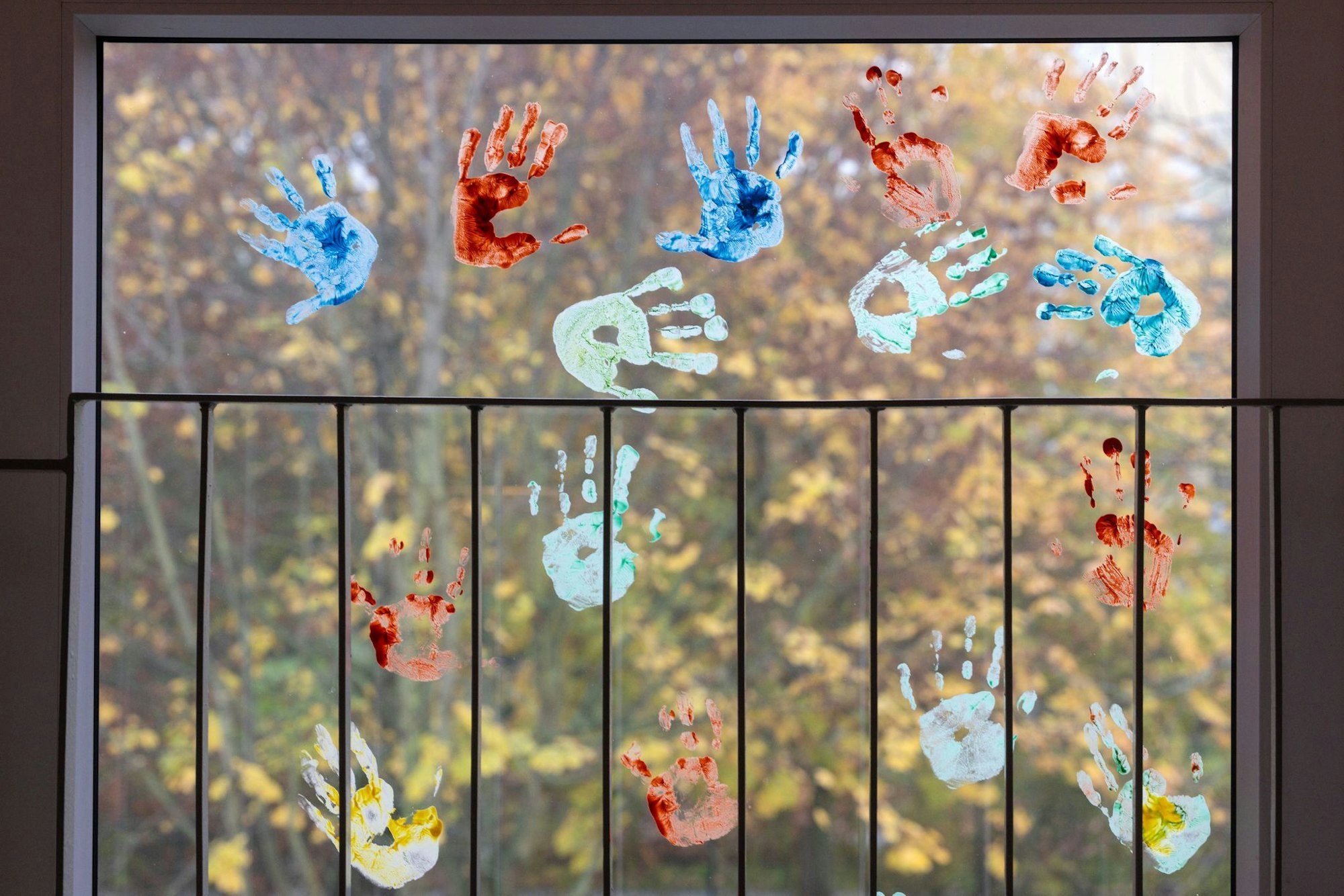 Geschlossene Gruppen, verkürzte Öffnungszeiten und vorzeitige Kita-Schließungen: Im abgelaufenen Kindergartenjahr haben sich die Angebots-Einschränkungen wegen Personalnot nicht gebessert. (Symbolbild)