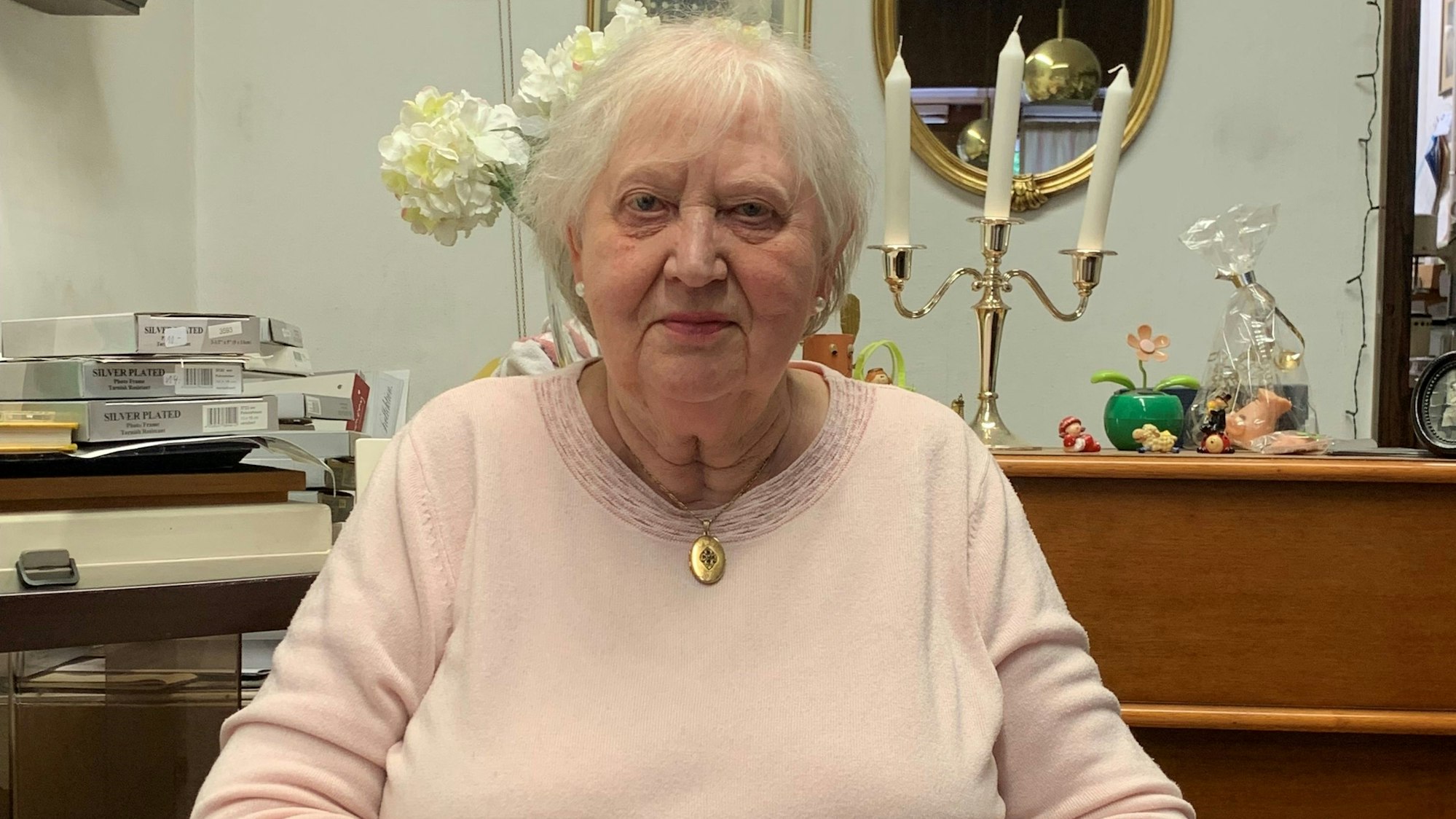 Charlotte Euler in ihrem „Uhren- und Schmuckgeschäft Euler“.