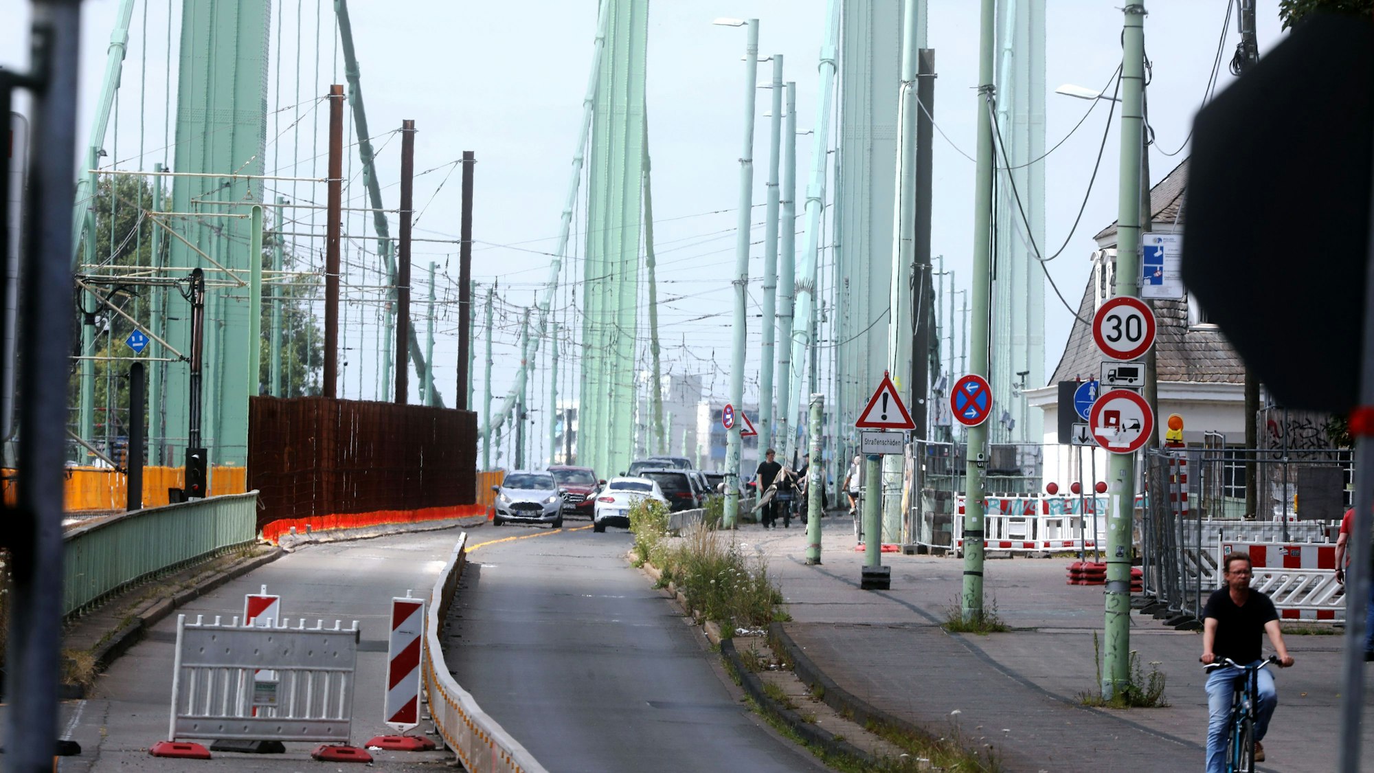 10.07.2025, Köln: Autos können wieder in beide Richtungen über die Mülheimer Brücke fahren. Die Fahrtrichtung Mülheim war 17 Monate lang gesperrt. Foto: Arton Krasniqi