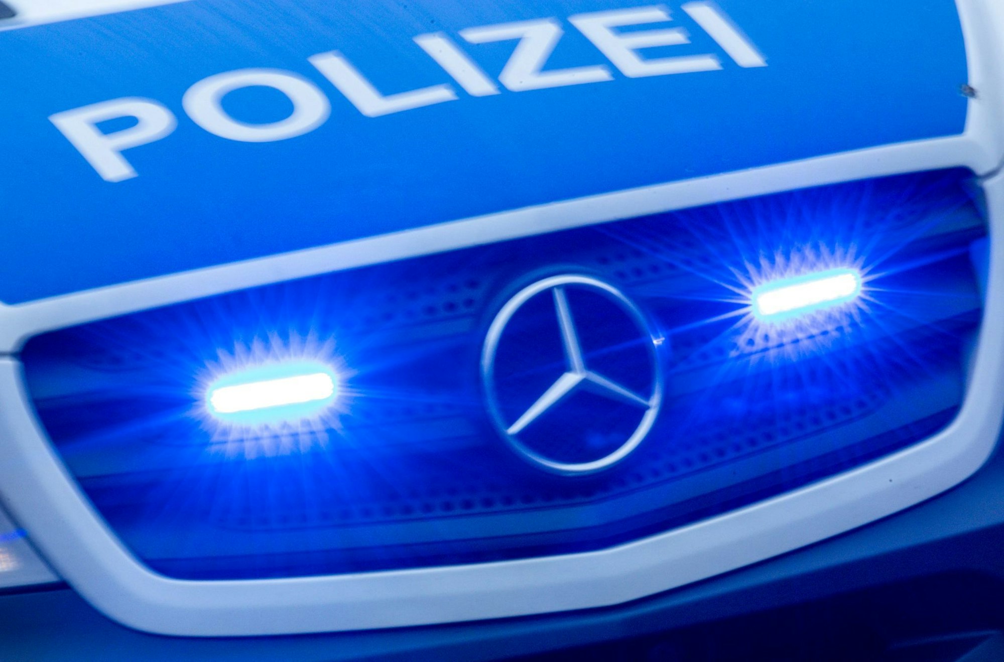 Bei einem Überholvorgang stieß der Motorradfahrer mit einem Auto zusammen. (Symbolbild)