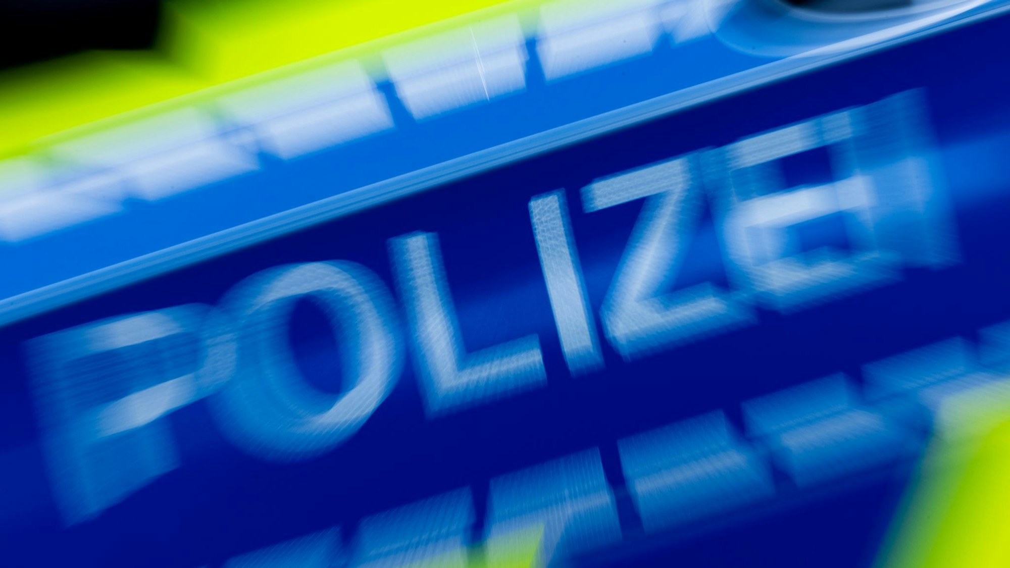 In einem ausgebrannten Auto in Erkelenz ist eine unbekannte Leiche gefunden worden. (Symbolbild)