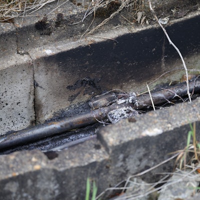 Das Bild zeigt Spuren eines Kabelbrandes vom 01.08.2025 an einer Bahnstrecke in NRW. (Archivbild) Foto: Christoph Reichwein/dpa
